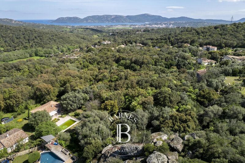 Exclusivité - Porto-Vecchio, terrain constructible avec permis et aperçu mer et montagnes