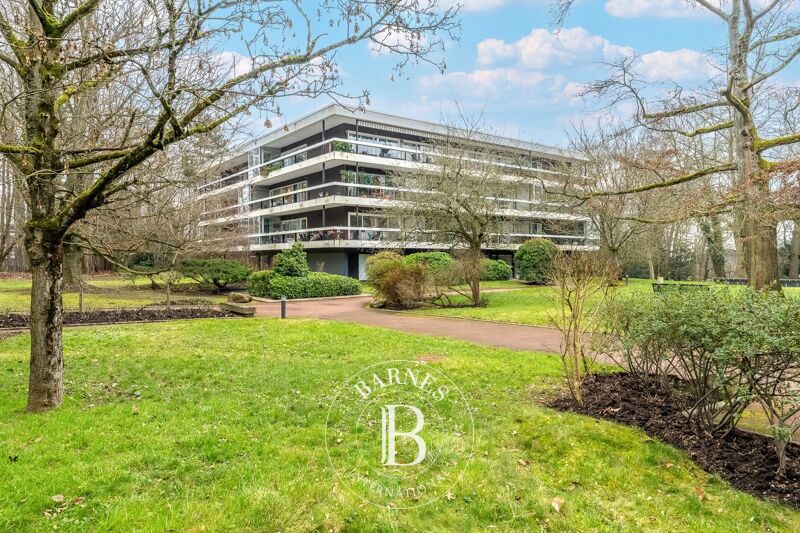 Le Chesnay - Parc de Rocquencourt - High-end residence - 197m² (2,120 sq ft) apartment on the third and top floor in excellent condition - 3 bedrooms (4th bedroom possible) - lift - lock-up garage