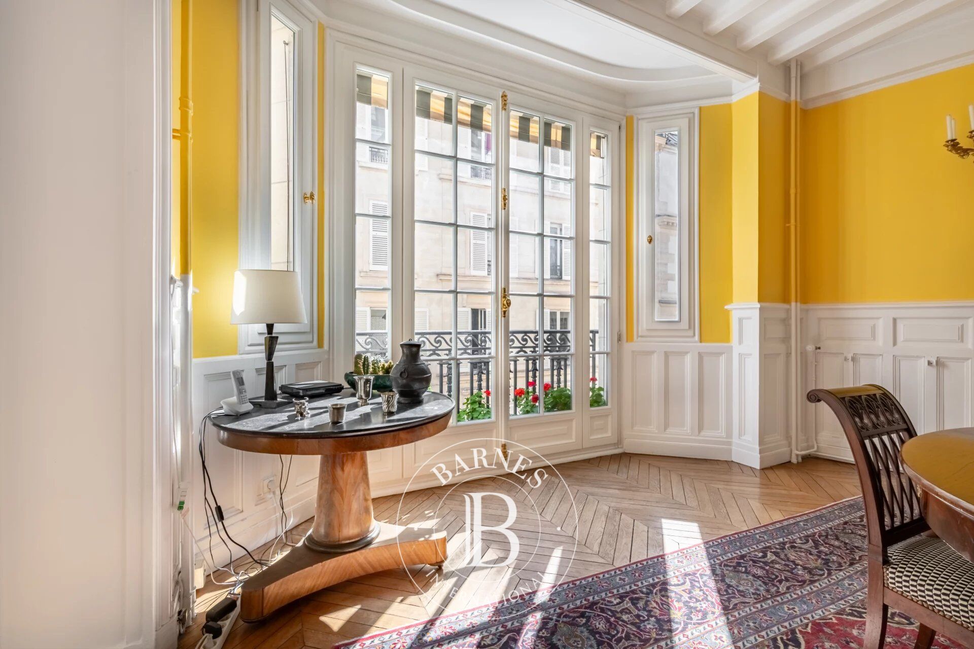 PARIS 9ème - QUATRE CHAMBRES - BALCON - ASCENSEUR - TRAVERSANT - BEAUX VOLUMES - picture 2