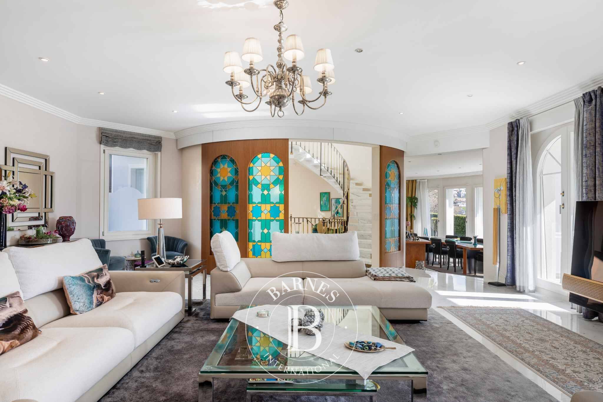 Unique Propriété de 8.5 pièces avec vue panoramique et piscine - picture 2