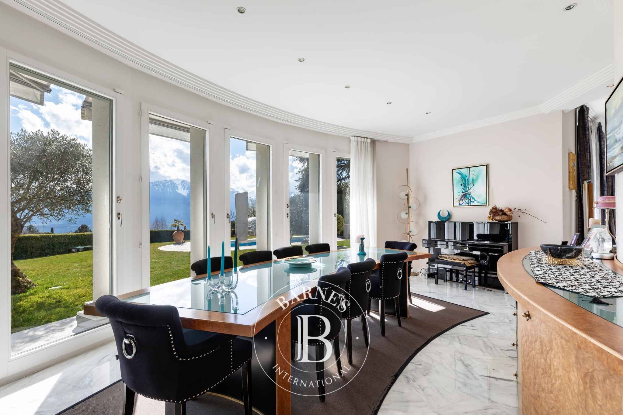 Unique Propriété de 8.5 pièces avec vue panoramique et piscine - picture 3