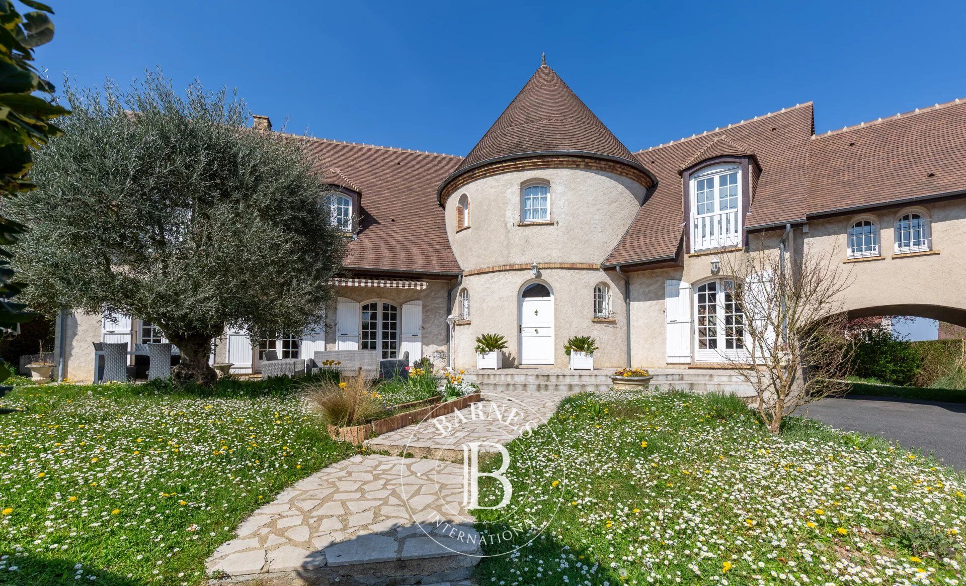 Orgeval – Maison familiale de 232 m² habitables – 5 chambres – Jardin de 1 600 m² - picture 1