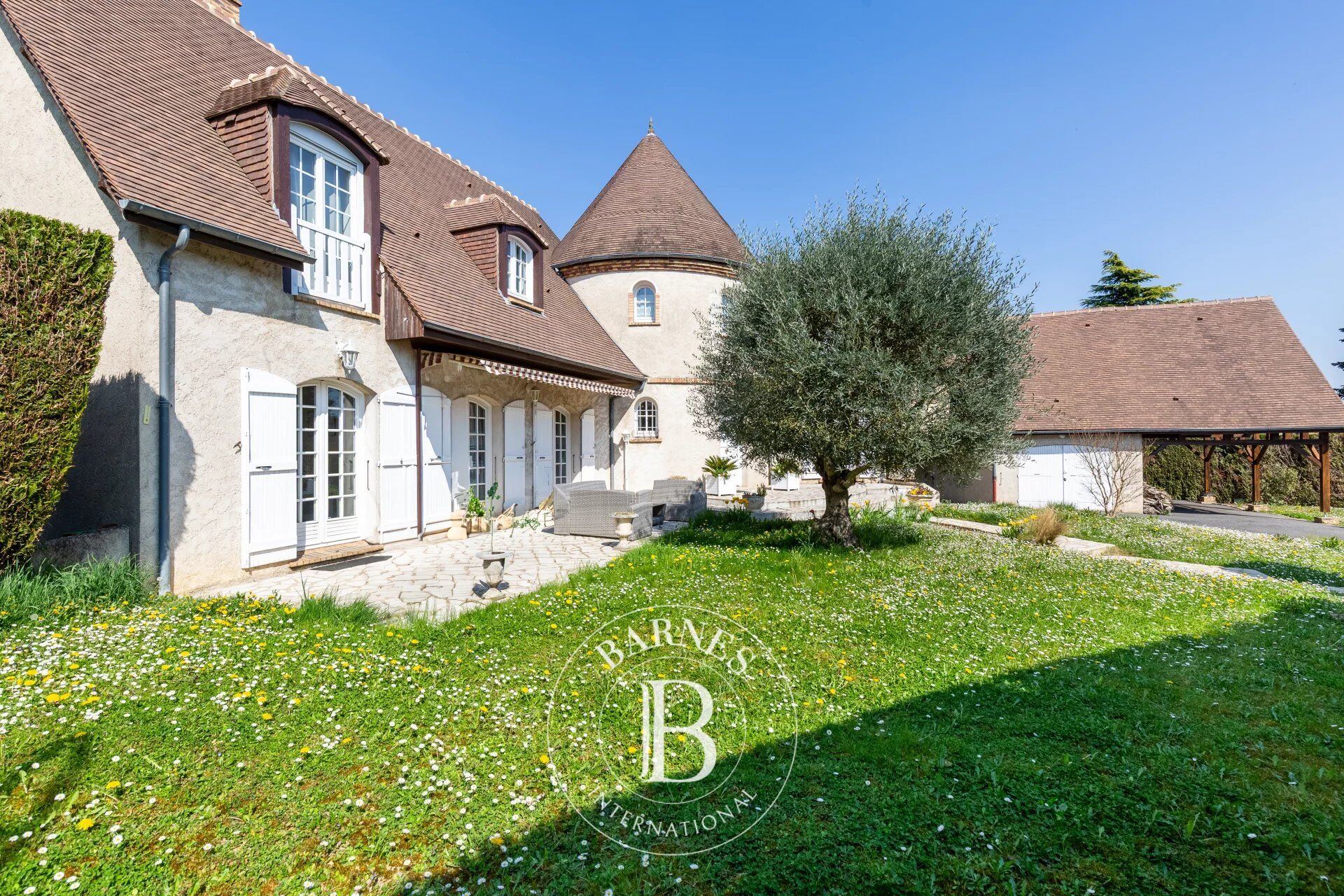 Orgeval – Maison familiale de 232 m² habitables – 5 chambres – Jardin de 1 600 m² - picture 2