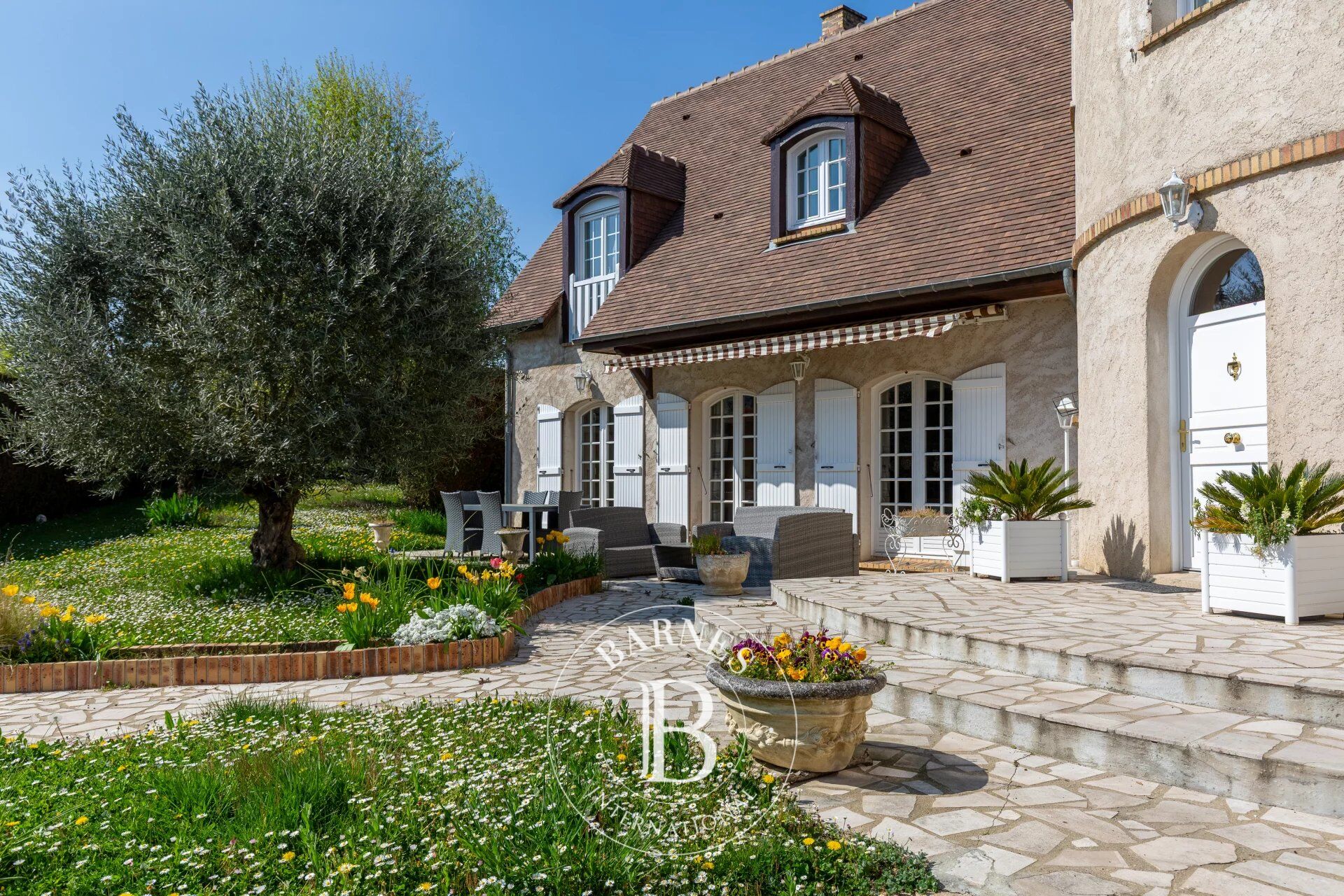 Orgeval – Maison familiale de 232 m² habitables – 5 chambres – Jardin de 1 600 m² - picture 2