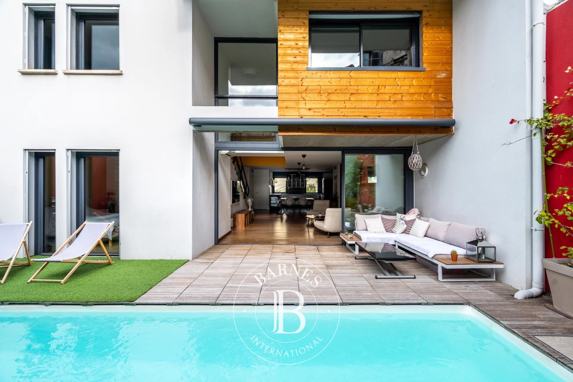 MARSEILLE - 13009 – DUPLEX – PRIVATE POOL – GARAGES – CELLAR - picture 2