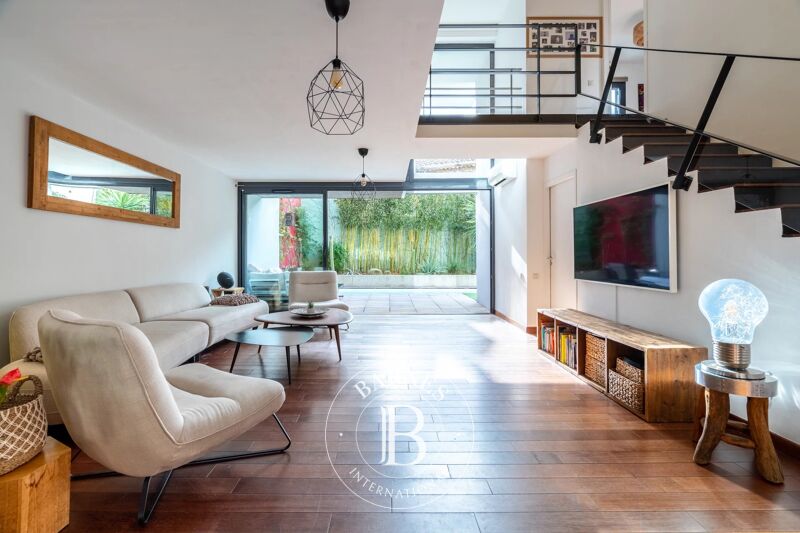 MARSEILLE - 13009 – DUPLEX – PRIVATE POOL – GARAGES – CELLAR