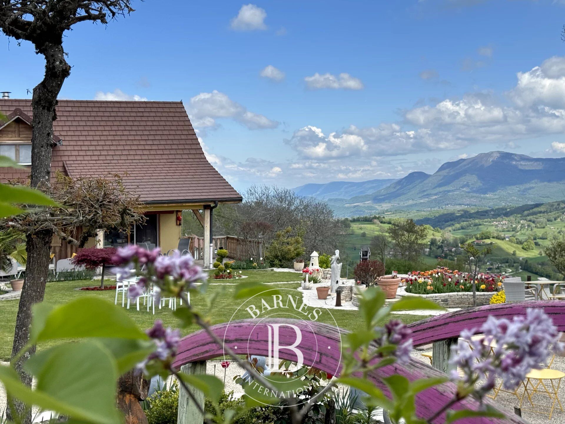 BARNES Aix-les-Bains – ENTRE CHAMBÉRY ET LYON – VILLAGE CALME – VILLA AVEC VUE DÉGAGÉE ET NOMBREUSES ANNEXES - picture 1