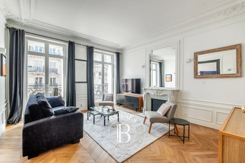 Paris 6 - High floor - Bright - St-Sulpice/St-Germain-des-prés areas - 2 bedrooms - Recent renovation