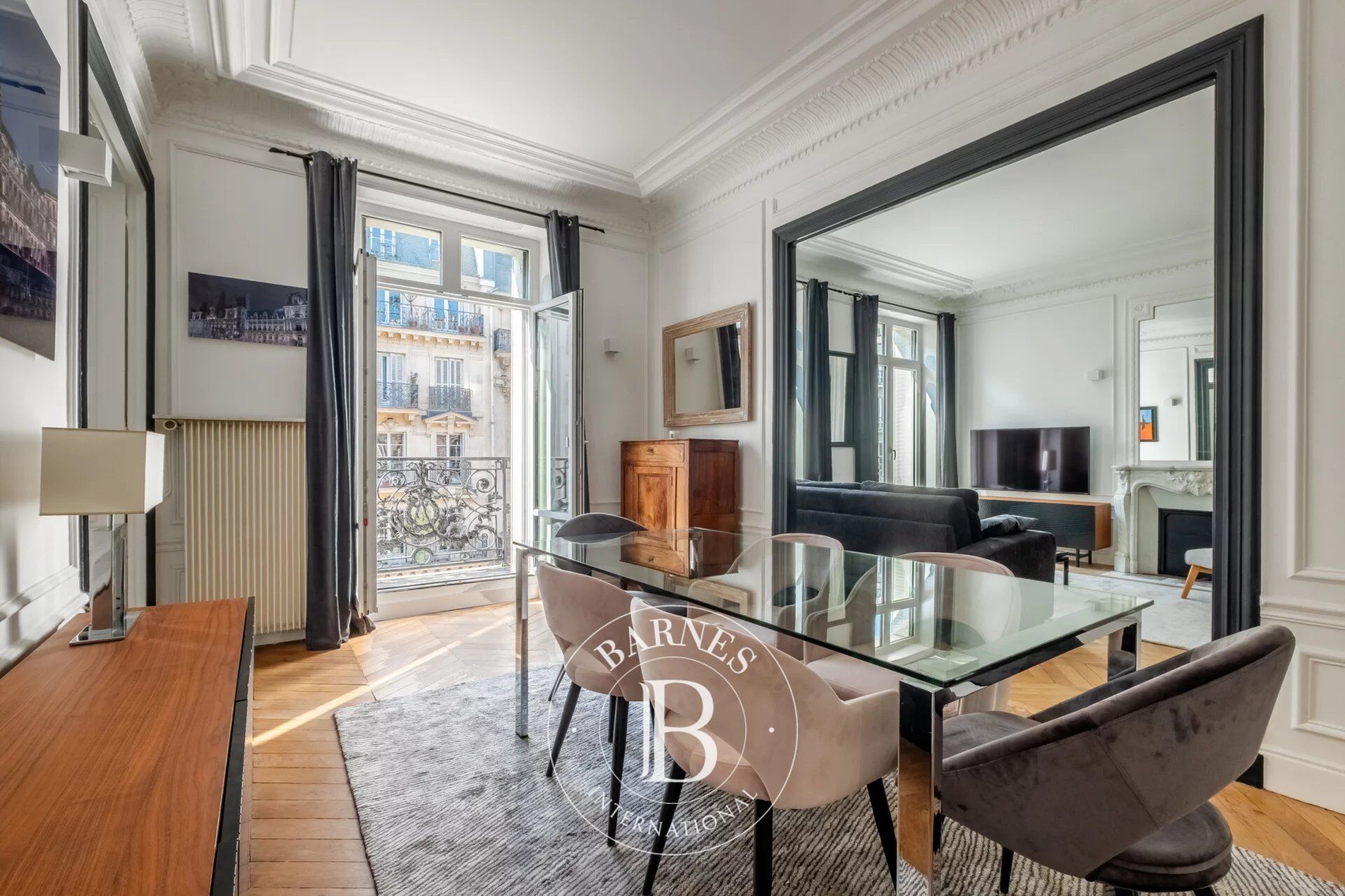 Paris 6 - High floor - Bright - St-Sulpice/St-Germain-des-prés areas - 2 bedrooms - Recent renovation - picture 3