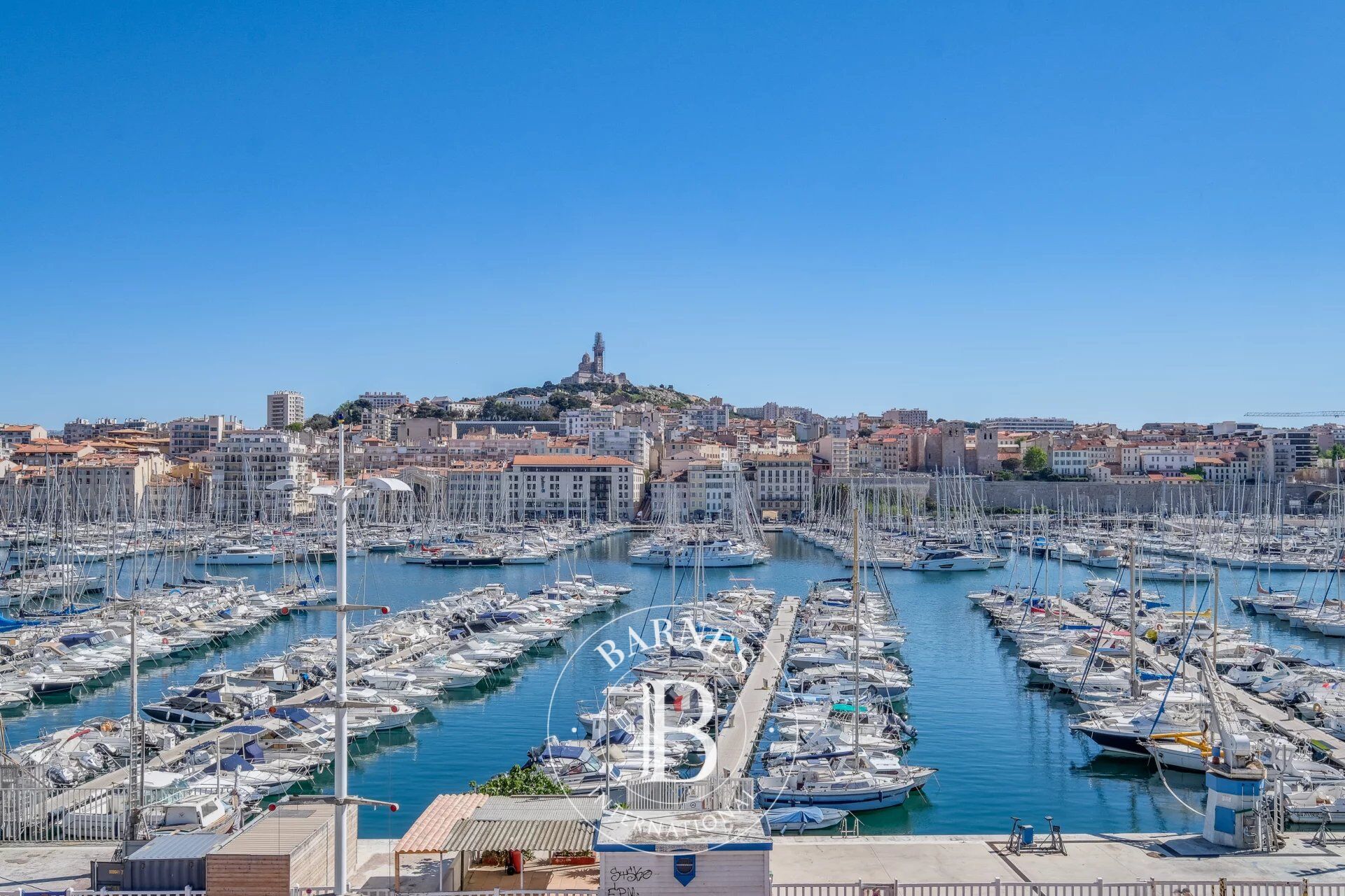 VENTE - MARSEILLE - 13002 - VIEUX-PORT - APPARTEMENT REFAIT À NEUF - IMMEUBLE POUILLON - VUE EXCEPTIONNELLE. - picture 2