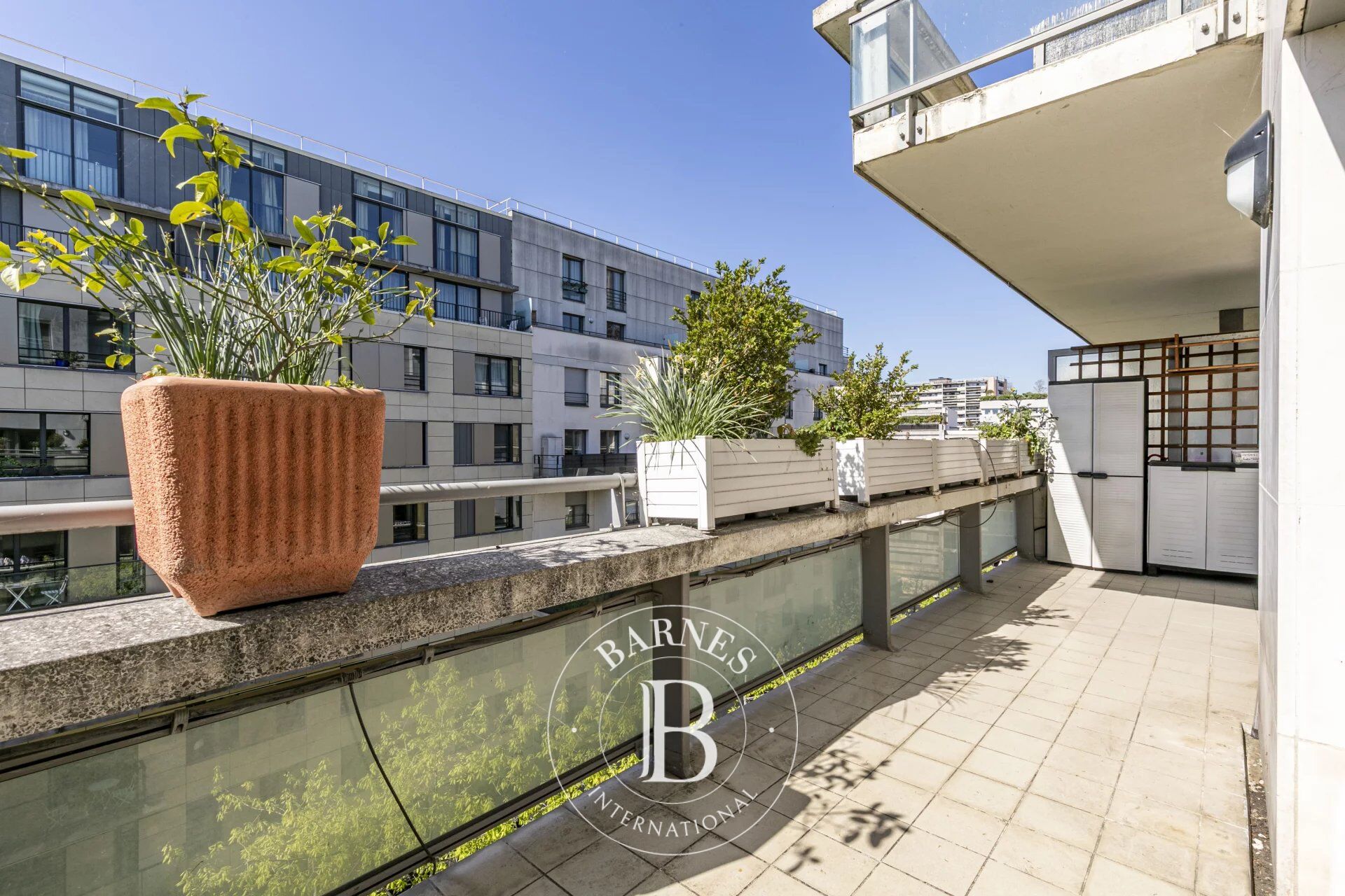 PARIS 15 - DUPLEIX DESAIX  – APPARTEMENT ETAGE ELEVE -  2 TERRASSES DE PLEIN PIED - LIVING  ET 2 CHAMBRES - picture 2