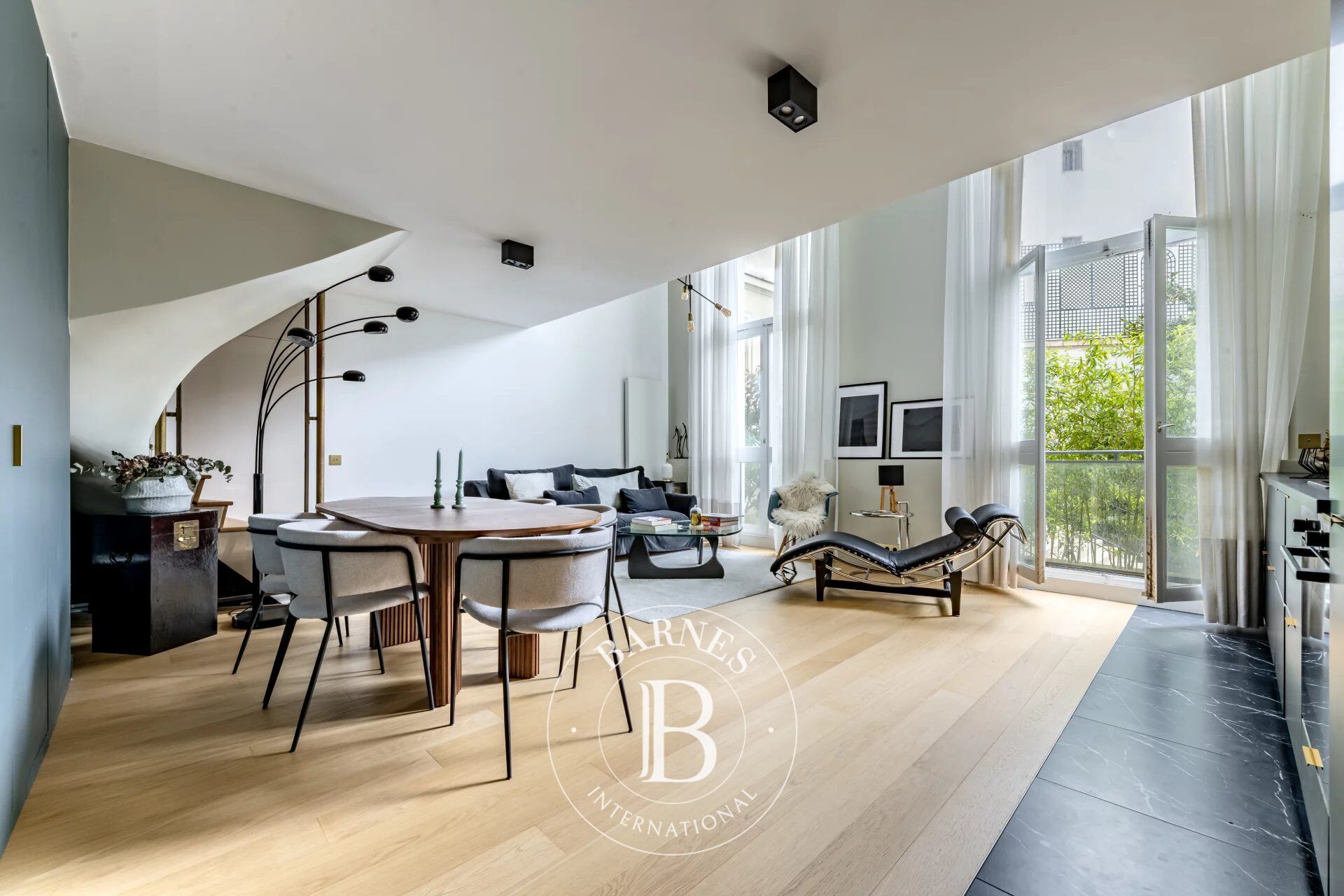 Paris 16 – Arc de Triomphe – 1-Bedroom Apartment – Prestigious Building - picture 1