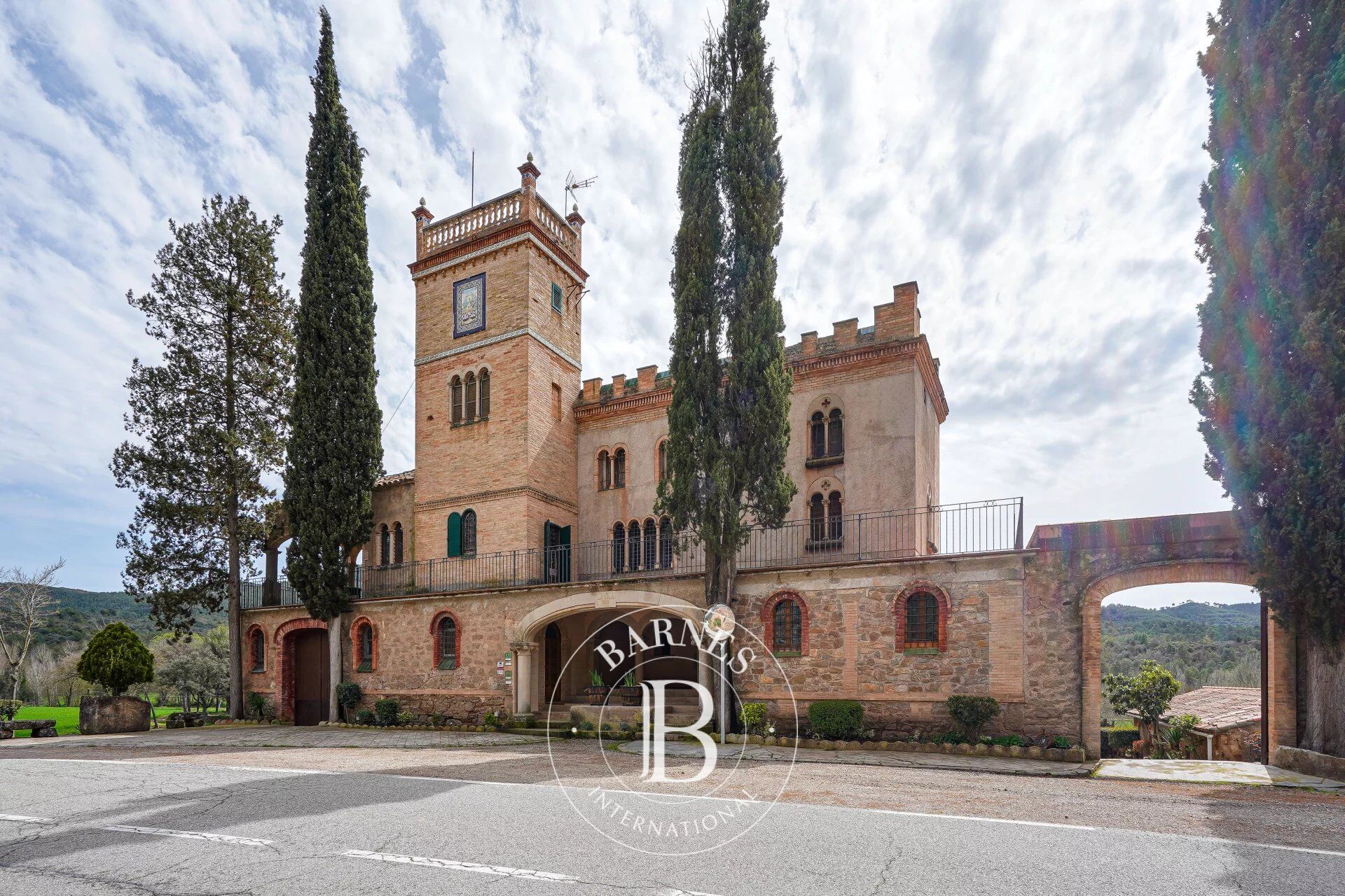Historic estate with 166 hectares, just one hour from Barcelona - picture 1