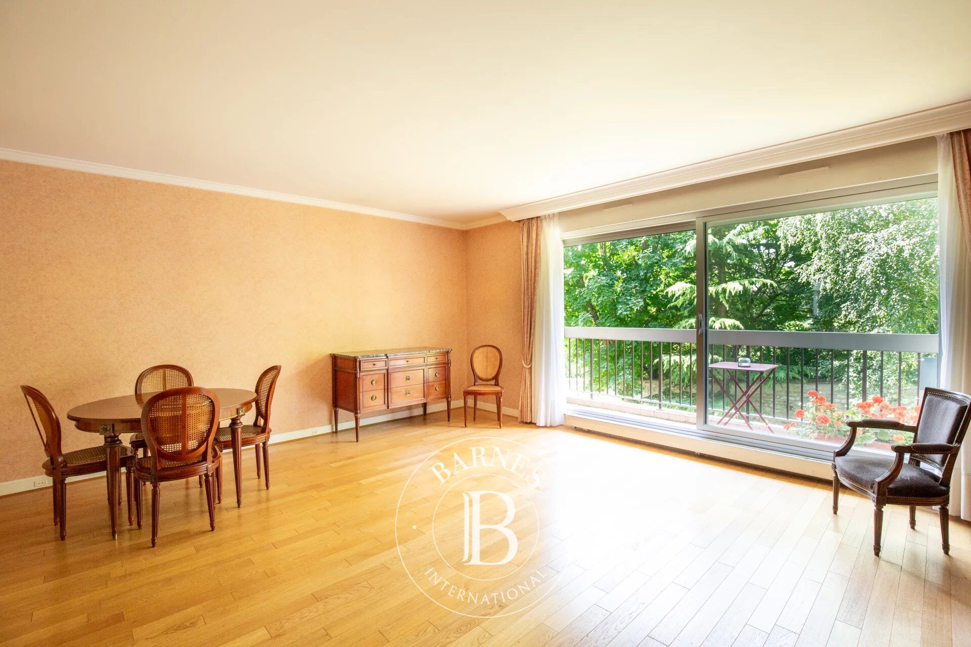 Saint Germain en Laye - Centre - 3 chambres - ascenseur, balcon, cave et 2 places de stationnement - picture 1