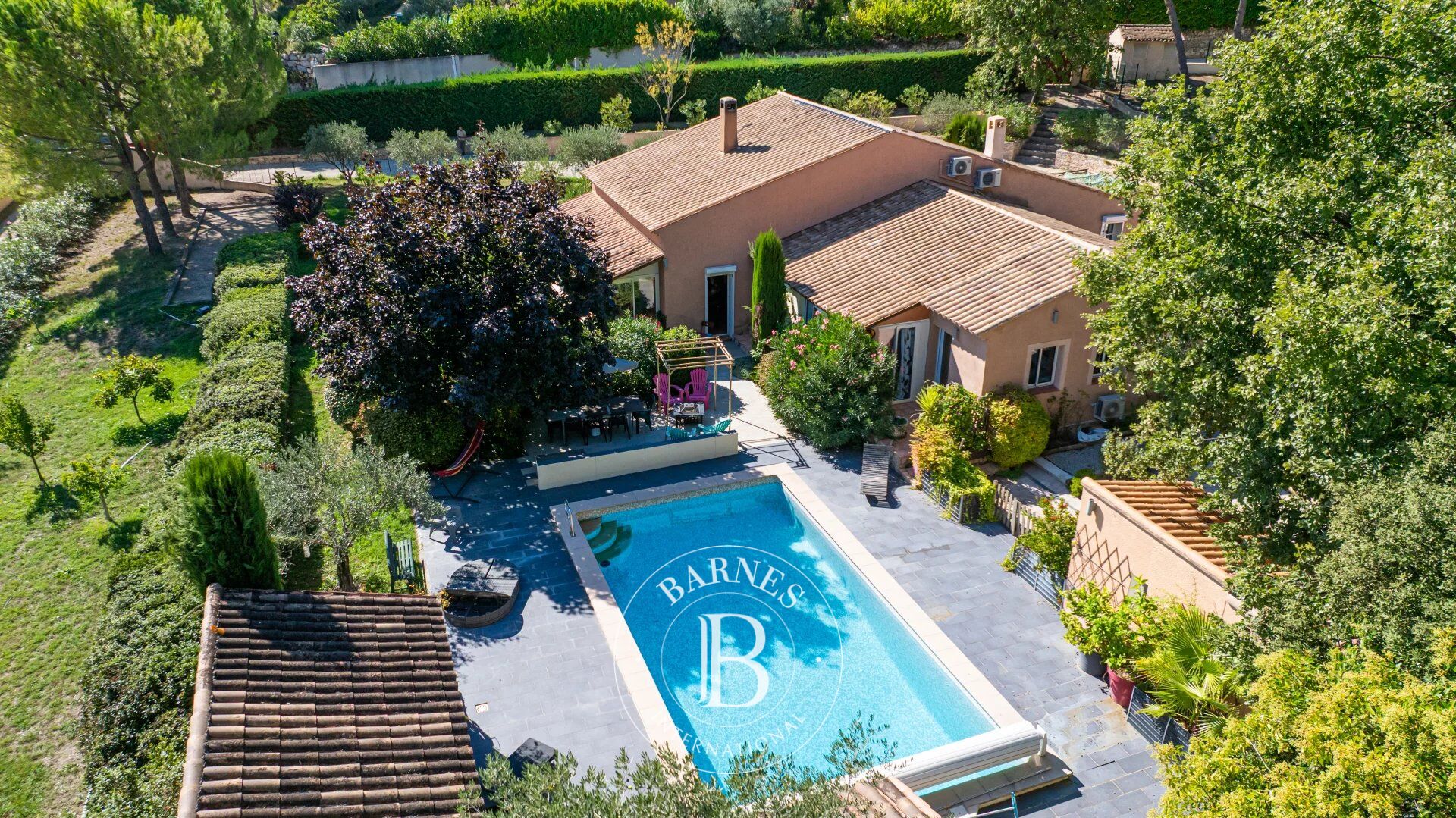 LUBERON SUD - VILLA 300 M2 SURFACE TOTALE - 5 CHAMBRES - STUDIO - PISCINE- ANNEXE- TERRAIN 3000M2 - picture 2