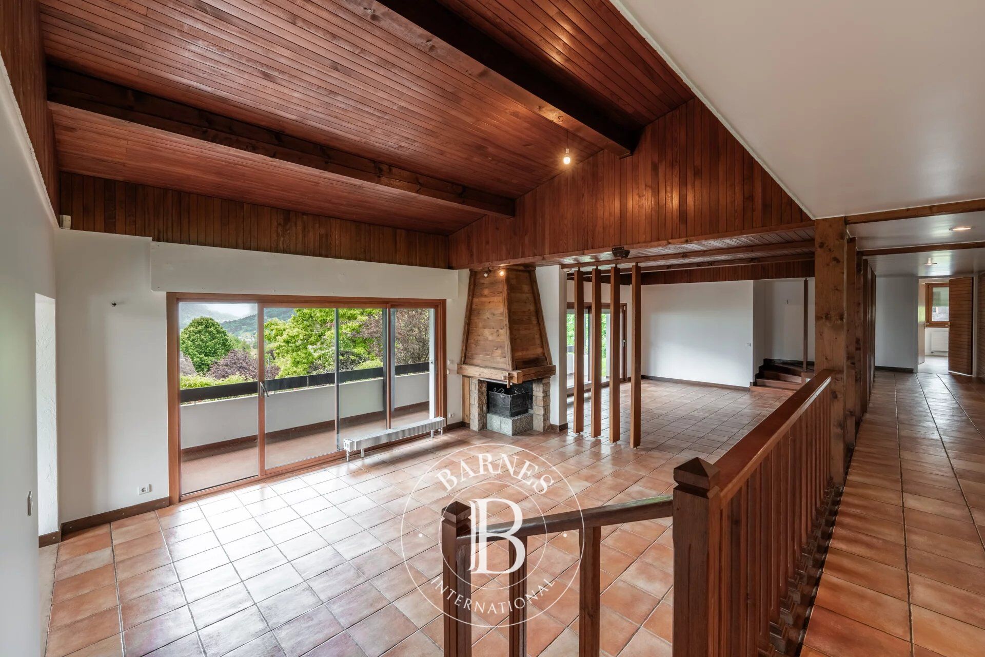 BARNES MONT-BLANC - MARIGNIER - RESIDENTIAL HILLSIDE - ARCHITECT-DESIGNED HOUSE WITH SWIMMING POOL AND TENNIS COURT - picture 3