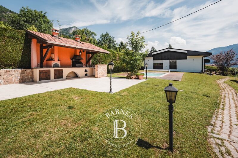 BARNES MONT-BLANC - MARIGNIER - RESIDENTIAL HILLSIDE - ARCHITECT-DESIGNED HOUSE WITH SWIMMING POOL AND TENNIS COURT