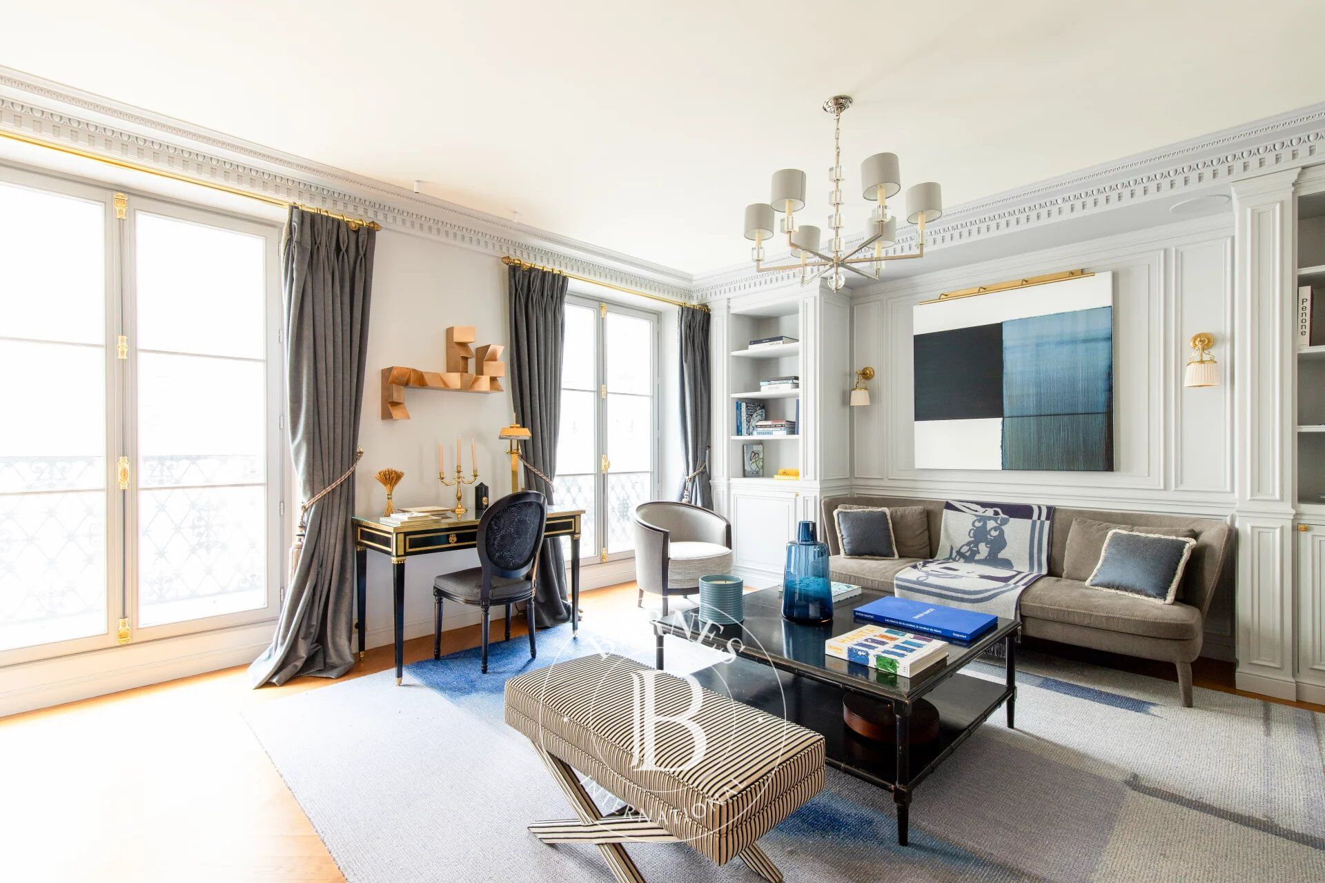 Paris 8è Faubourg Saint Honoré - Luxueux Appartement au 2è étage avec balcon filant exposé Sud-Est- 2 chambres. - picture 1