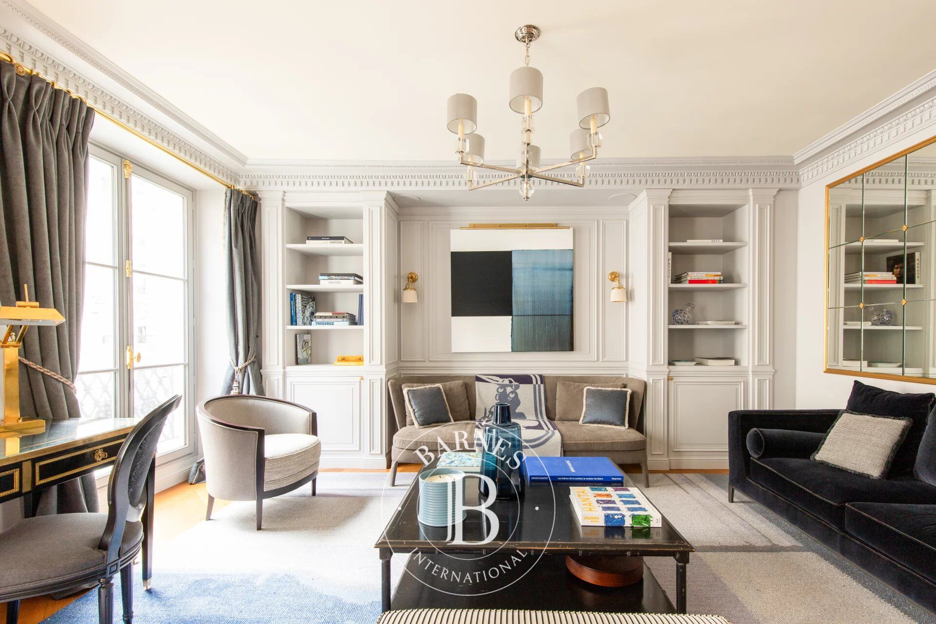 Paris 8è Faubourg Saint Honoré - Luxueux Appartement au 2è étage avec balcon filant exposé Sud-Est- 2 chambres. - picture 2