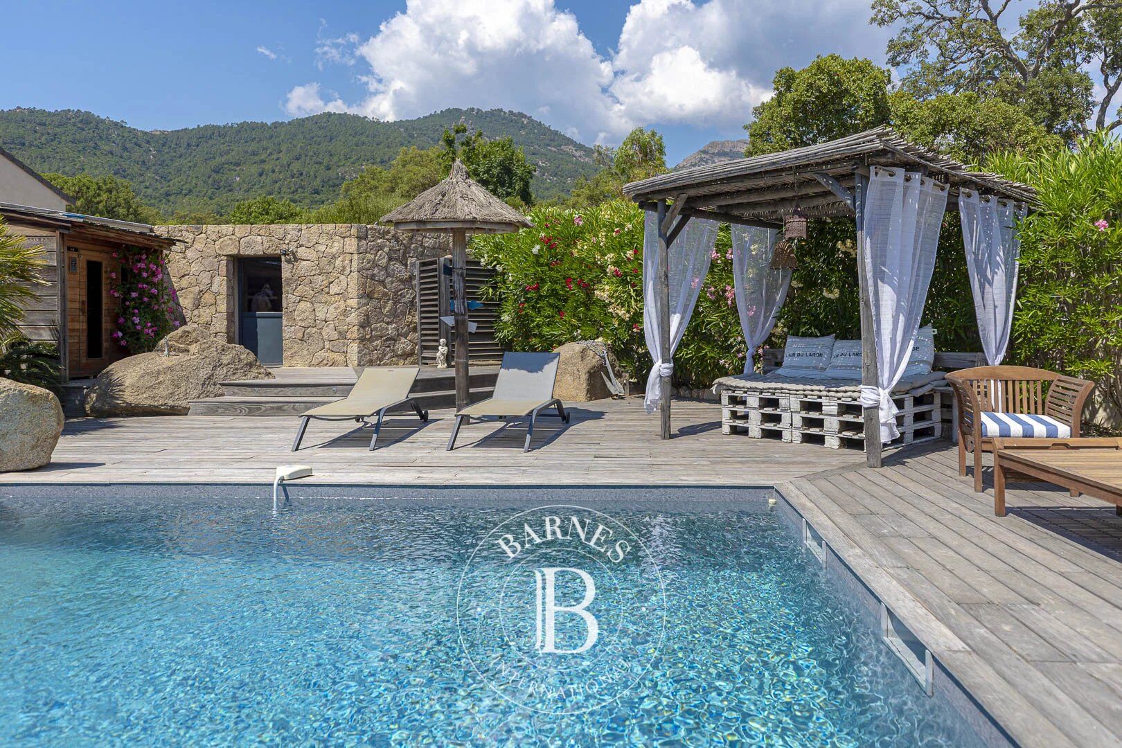 Sainte-Lucie de Porto-Vecchio, Villa 5 chambres, piscine, proche plage et fleuve - picture 1