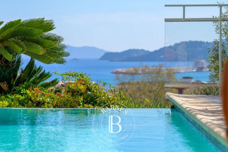 Lavandou - Panoramic sea view - Town centre on foot