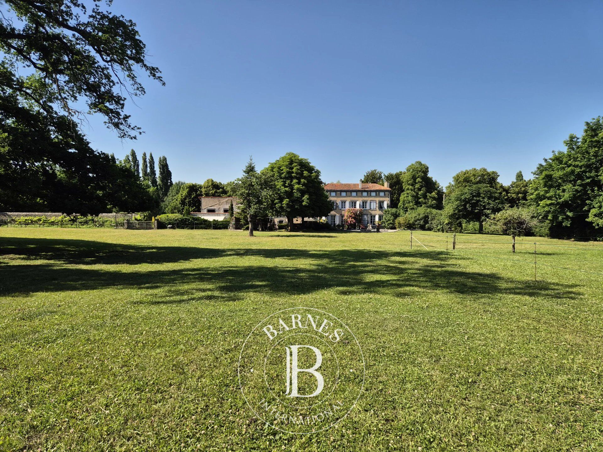 À 5 km de Riom (Auvergne) - Maison de Maître avec dépendances, parc et piscine - picture 3