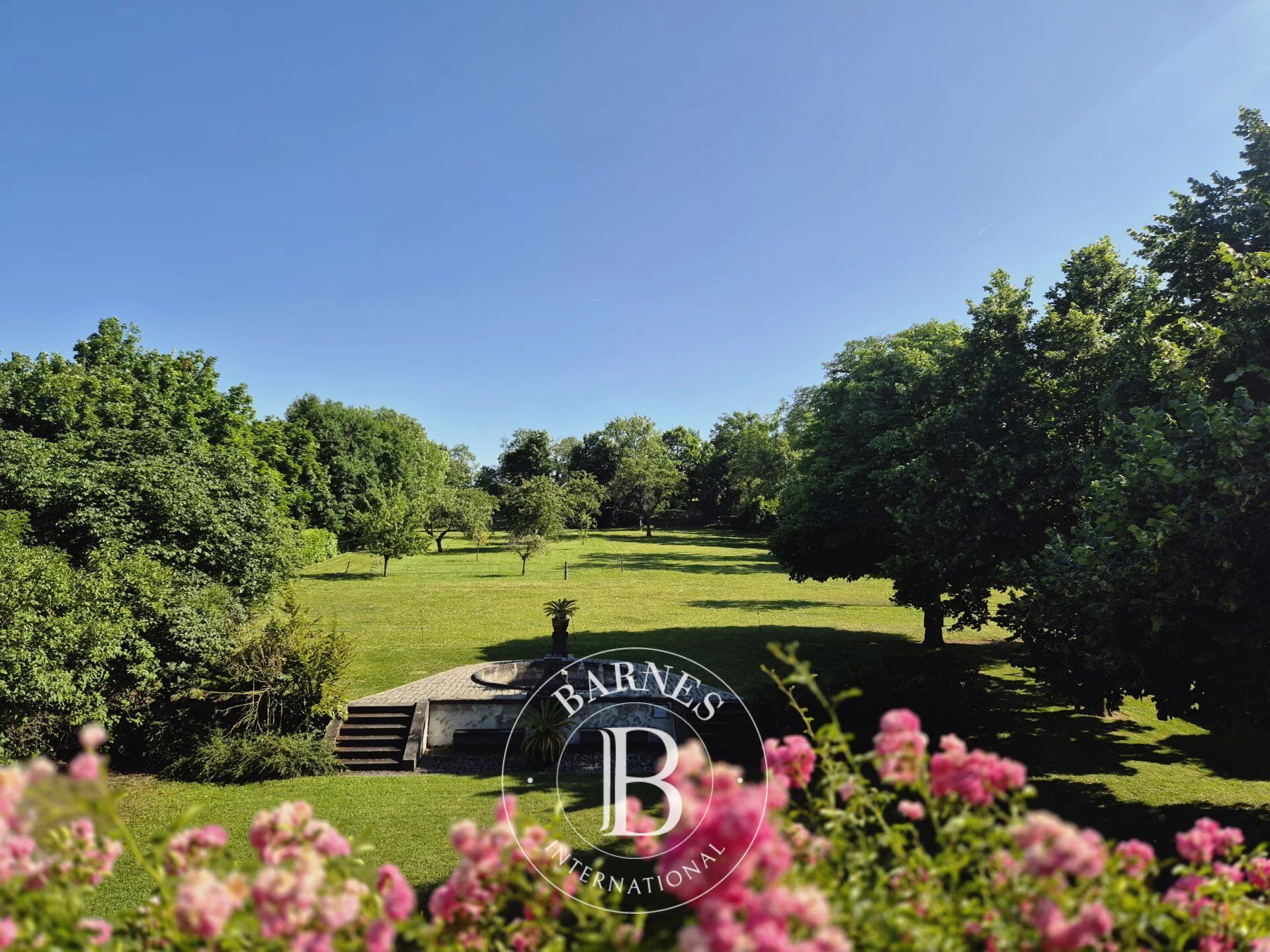 À 5 km de Riom (Auvergne) - Maison de Maître avec dépendances, parc et piscine - picture 2