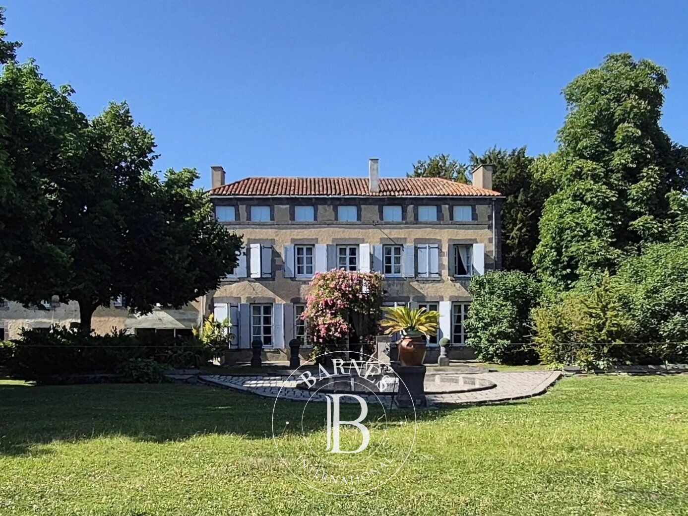 À 5 km de Riom (Auvergne) - Maison de Maître avec dépendances, parc et piscine - picture 1