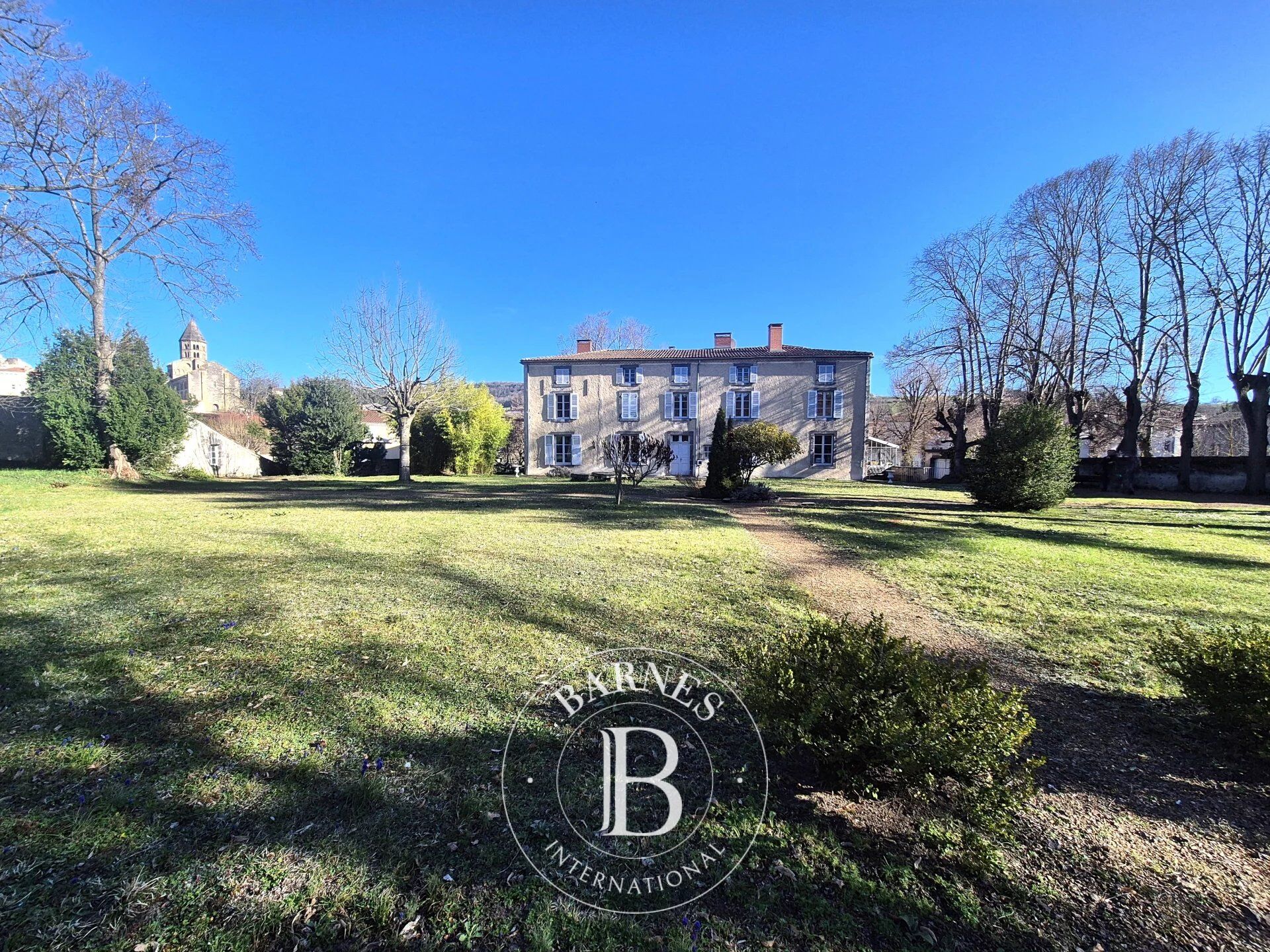 Elegant character house with large garden and outbuildings, close to amenities, 25 minutes south of Clermont-Ferrand. - picture 1