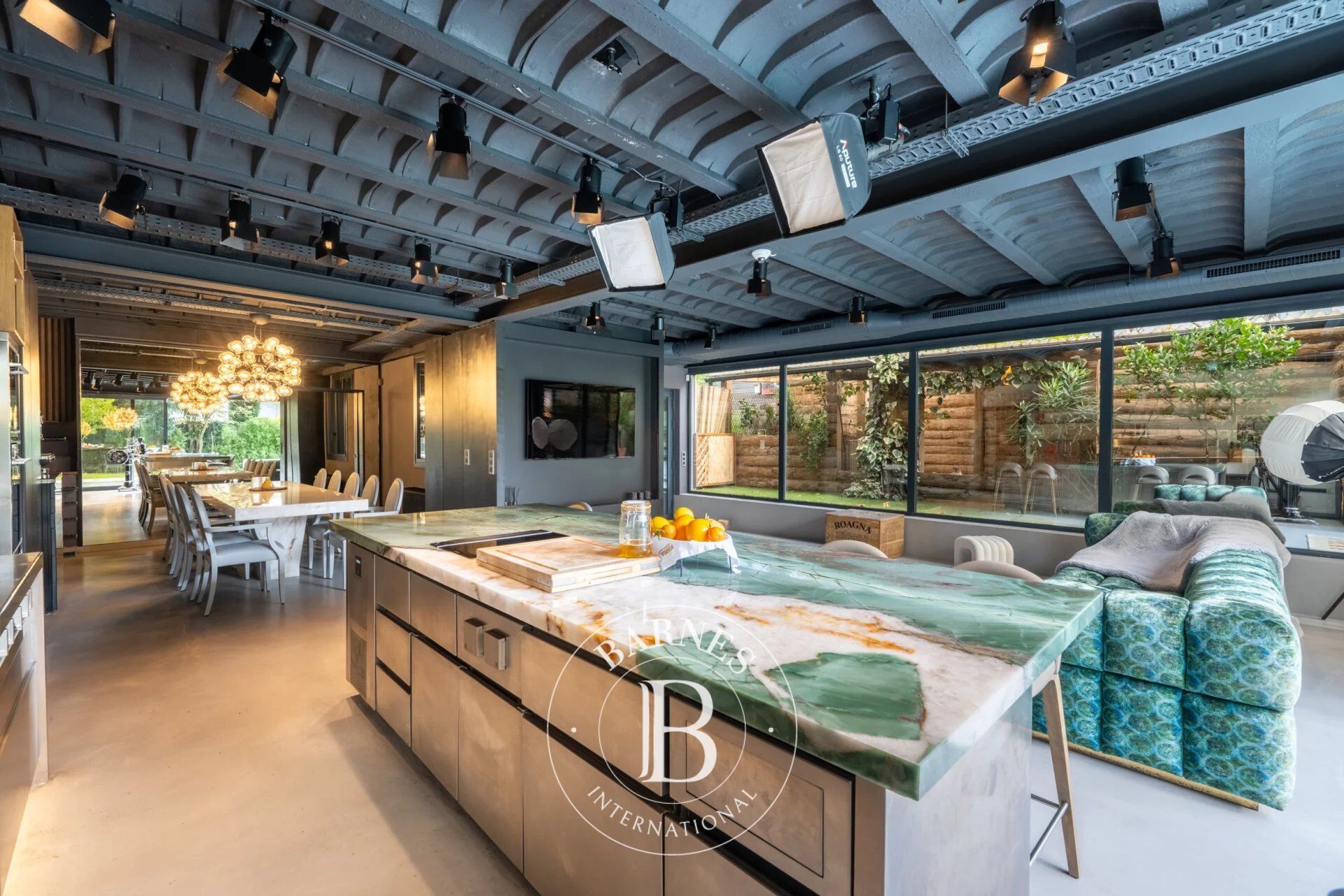 Le Chesnay - Superb graphic house - 5 bedrooms - 3 shower rooms - swimming pool - sauna - picture 3