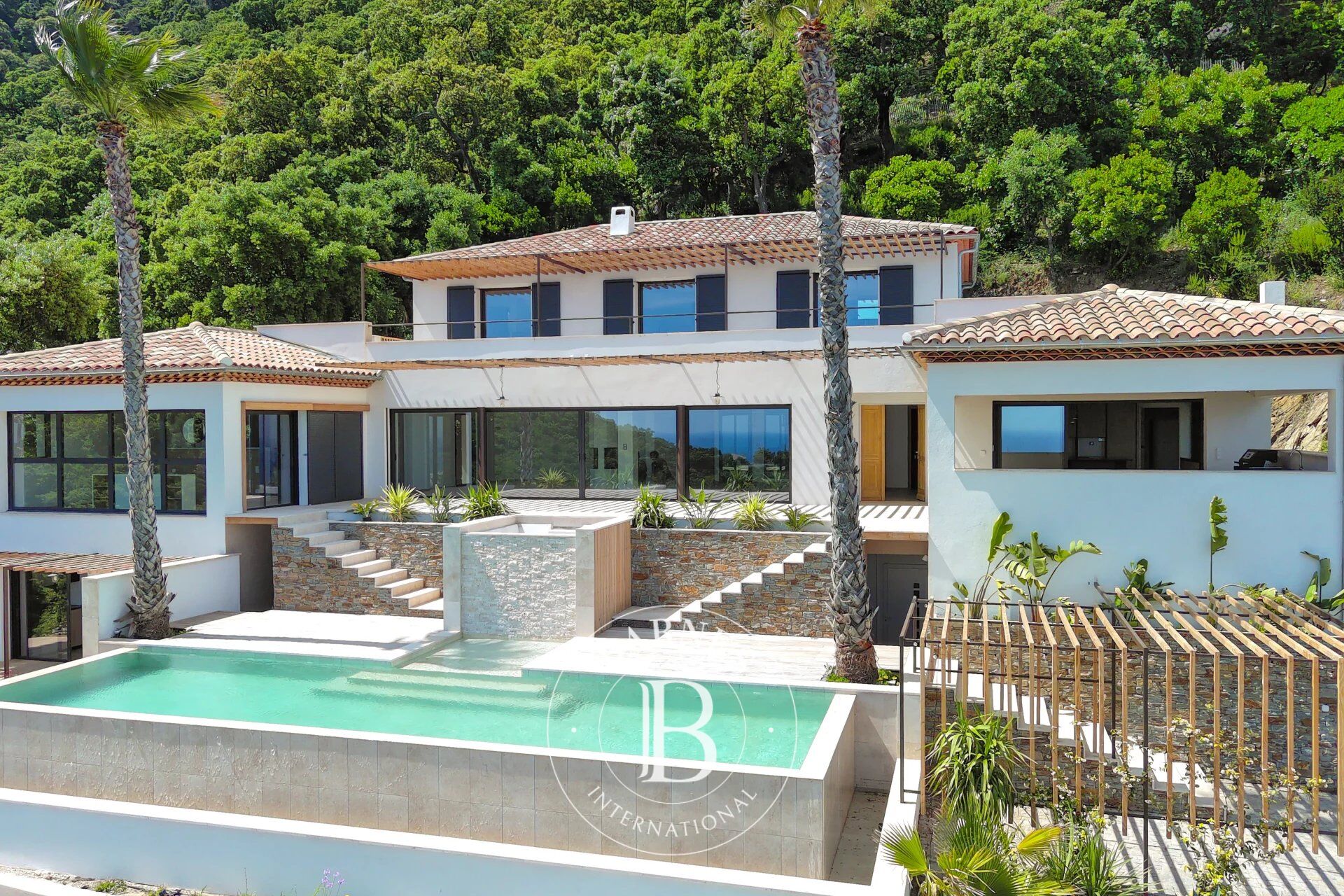 Cavalaire -Villa - Entièrement rénovée - Vue mer exceptionnelle - picture 1