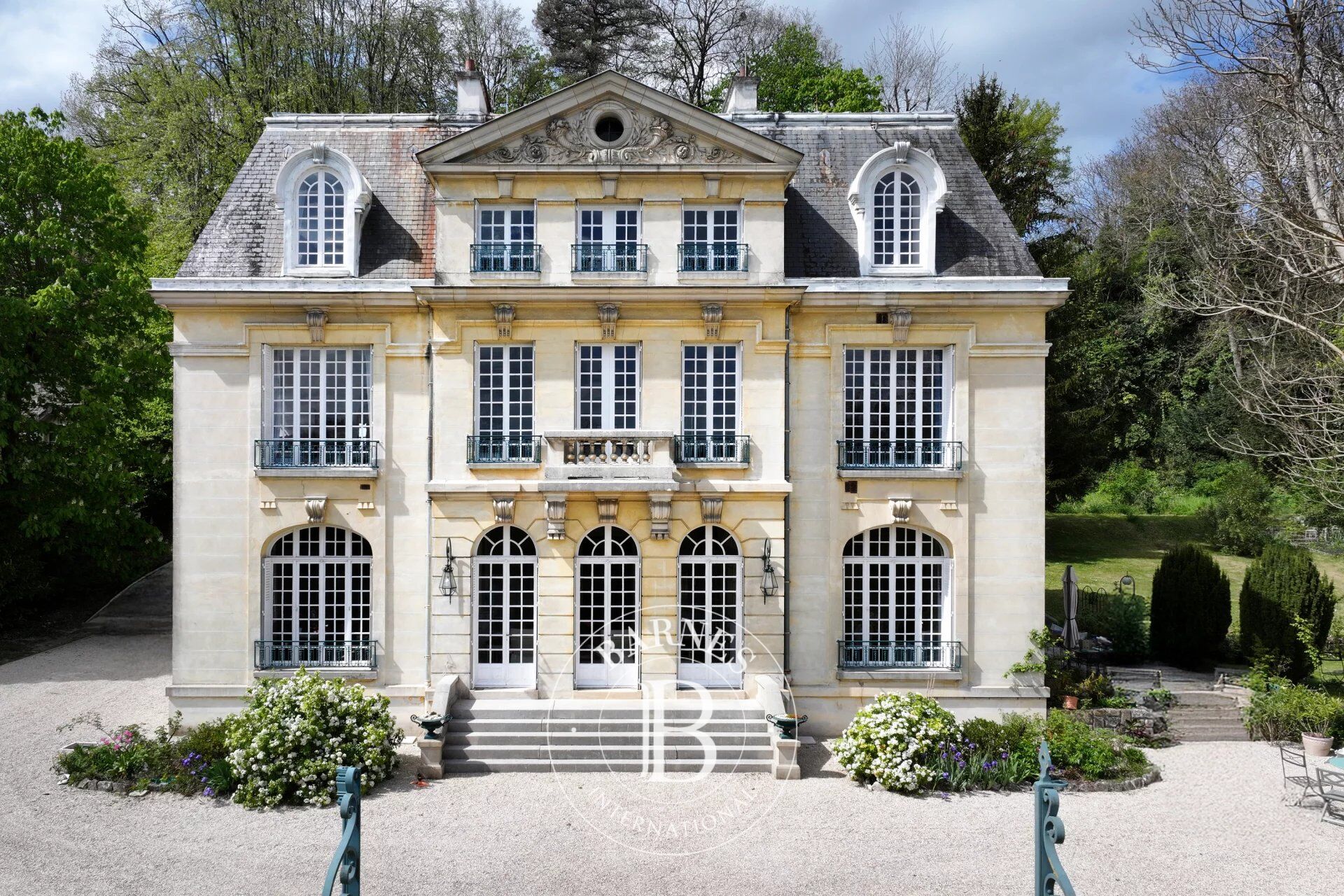 Exclusivité - Fontainebleau - Hôtel particulier de 450 m² - Rénovation récente - picture 1