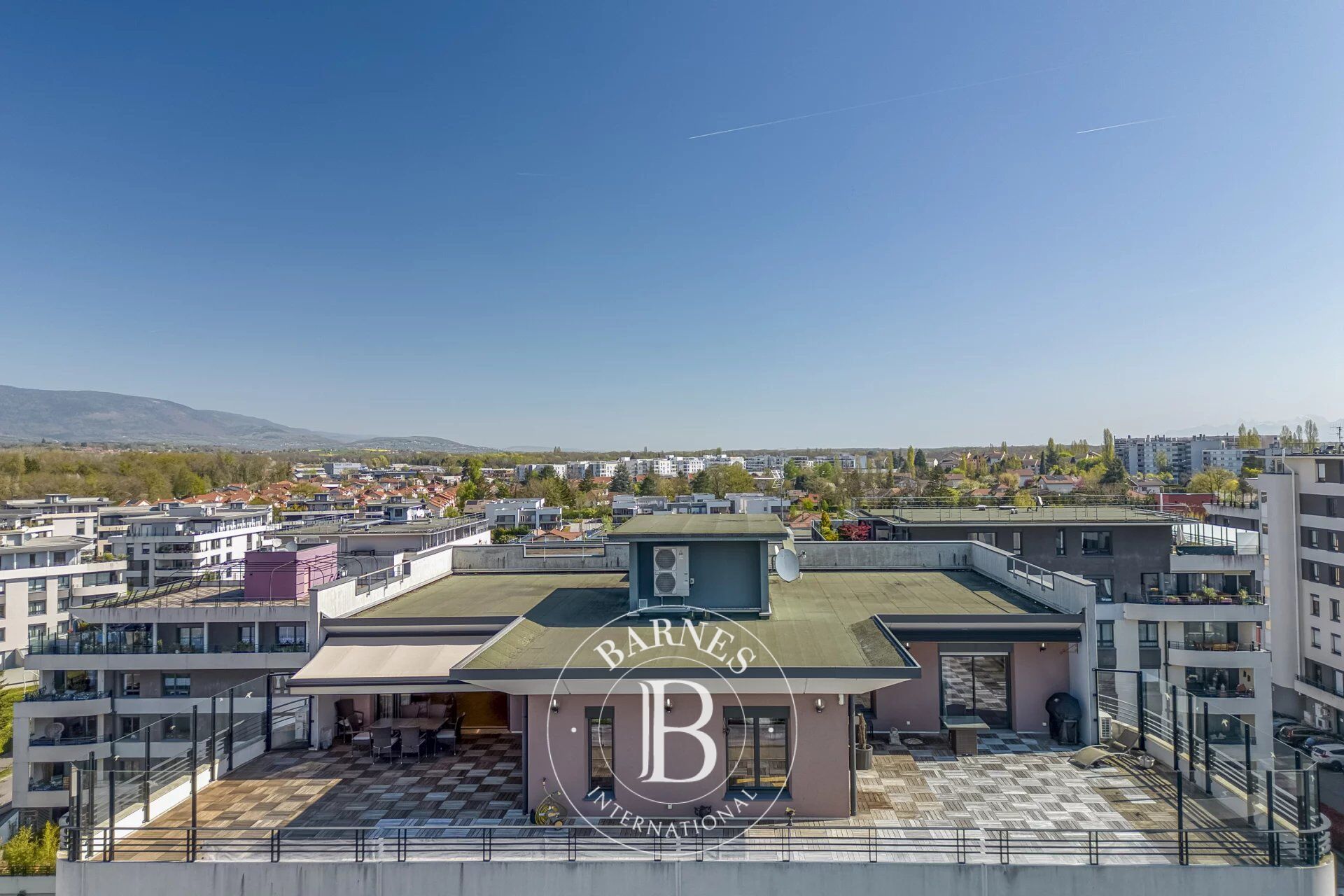 BARNES Pays de Gex – SAINT-GENIS-POUILLY – PROXIMITÉ CENTRE-VILLE – PENTHOUSE DE 177 M² – 1 GARAGE - picture 1