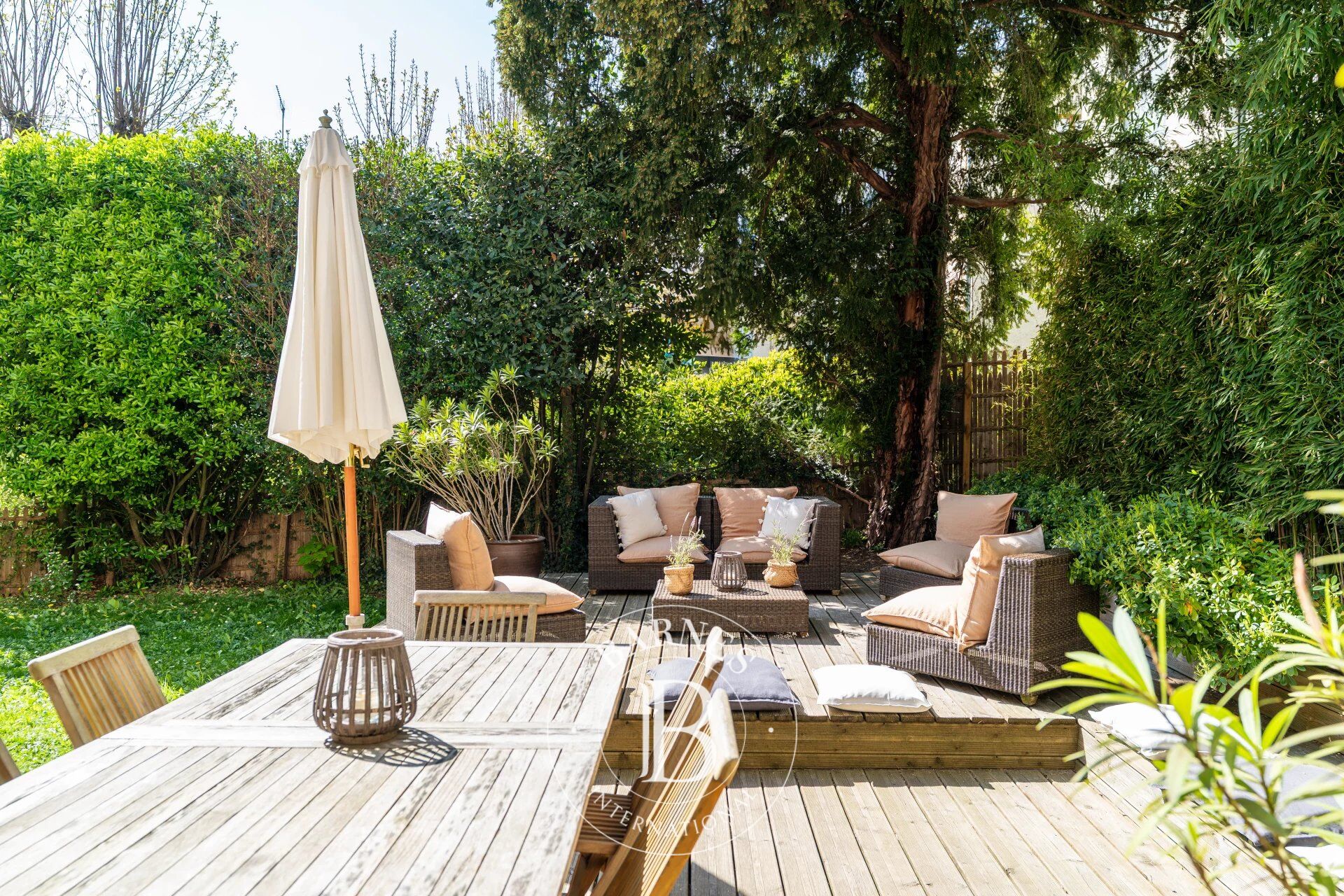 Renovated townhouse - picture 2