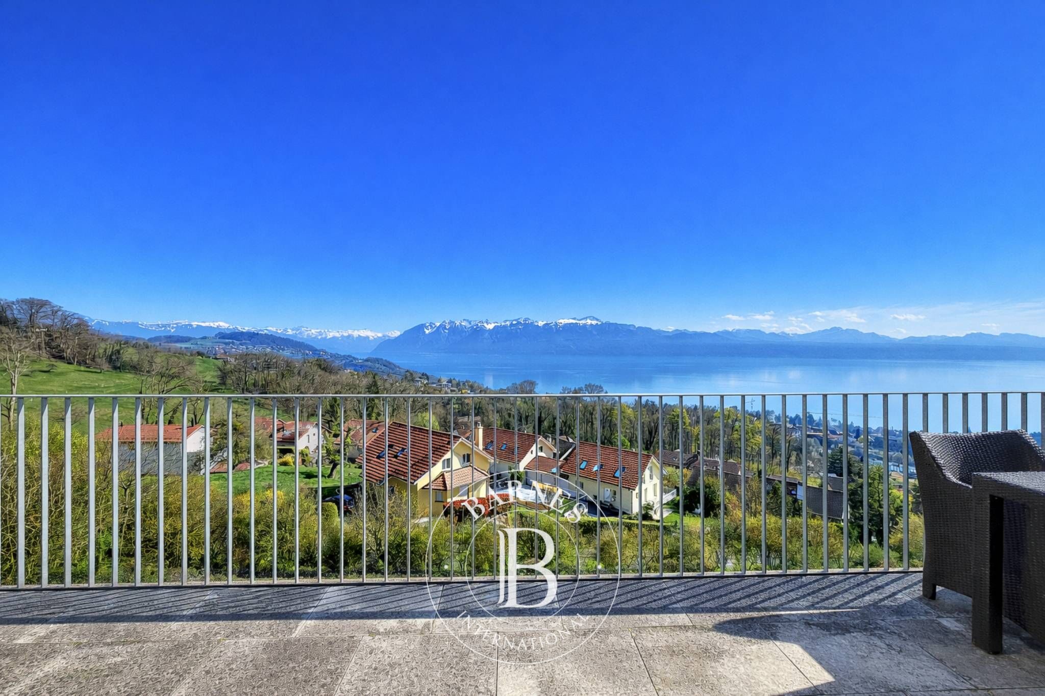 Appartement d’exception avec vue panoramique sur le lac et les Alpes - picture 2