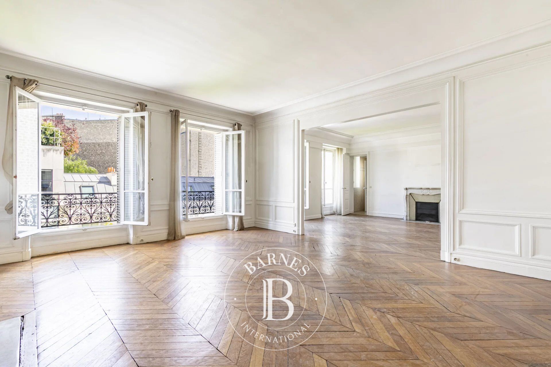 PARIS 16 - SPONTINI - FAMILY APARTMENT - GREAT VOLUME - PERIOD CHARM
