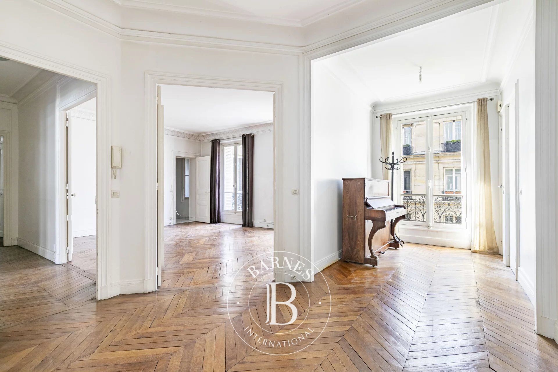 PARIS 16 - SPONTINI - FAMILY APARTMENT - GREAT VOLUME - PERIOD CHARM