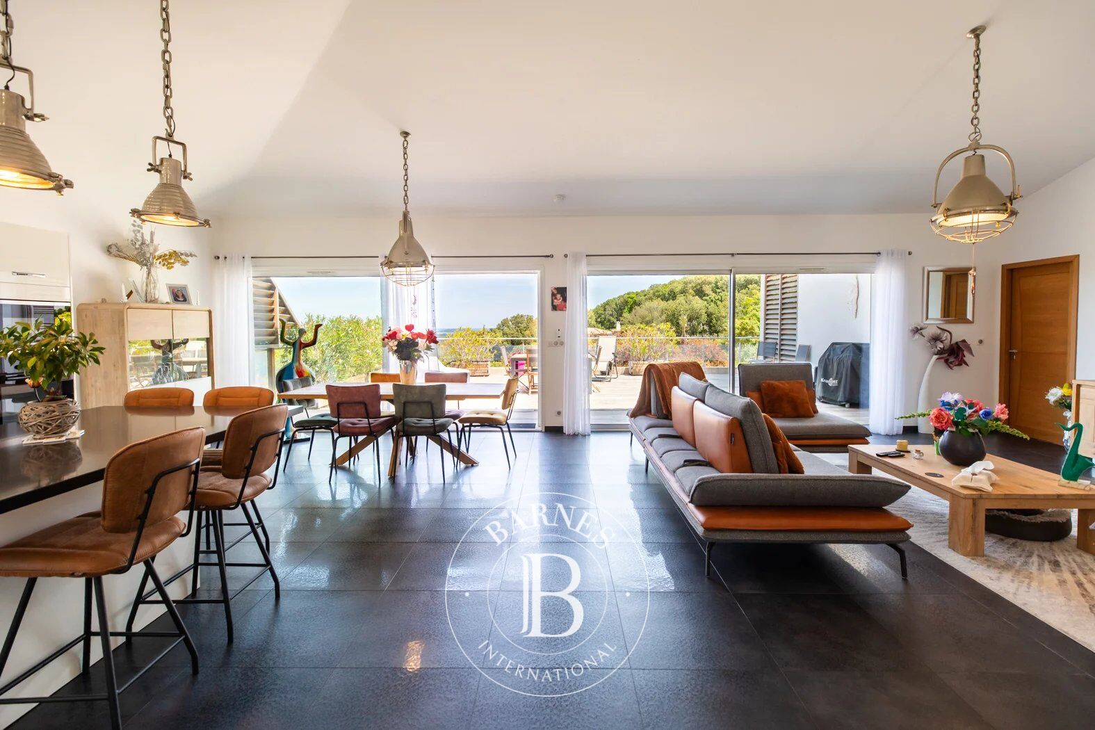 Porto-Vecchio, Trinité, architect-designed villa, 5 bedrooms, swimming pool, sea and mountain views - picture 1