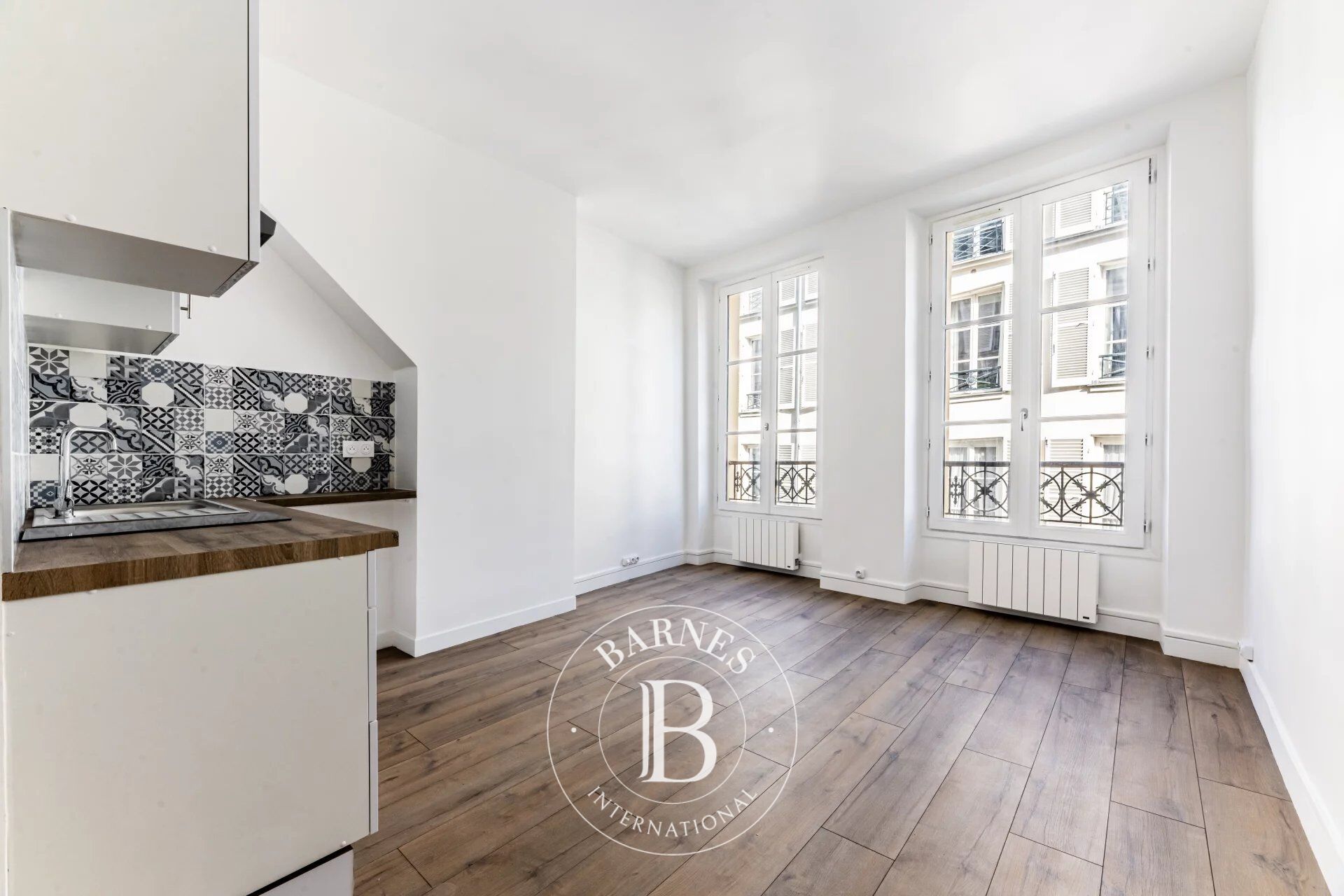 Paris 8 – Elysées – Bright charming studio – High ceilings - picture 3