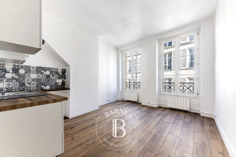 Paris 8 – Elysées – Bright charming studio – High ceilings