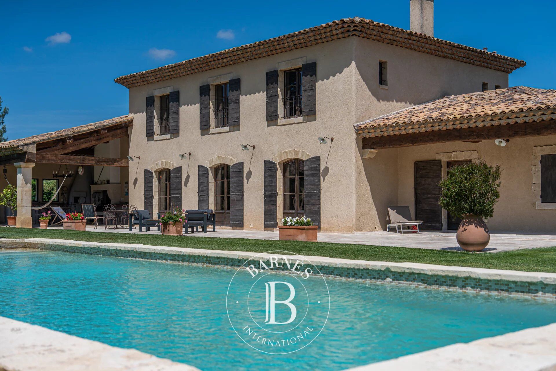 NORTH AIX-EN-PROVENCE – LUXURY ESTATE 6,460 SQ FT – 4 BEDROOMS + GUEST HOUSE – PANORAMIC VIEW – 1.2 ACRE GARDEN – POOL – BASEMENT – GARAGE – OUTBUILDING - picture 3