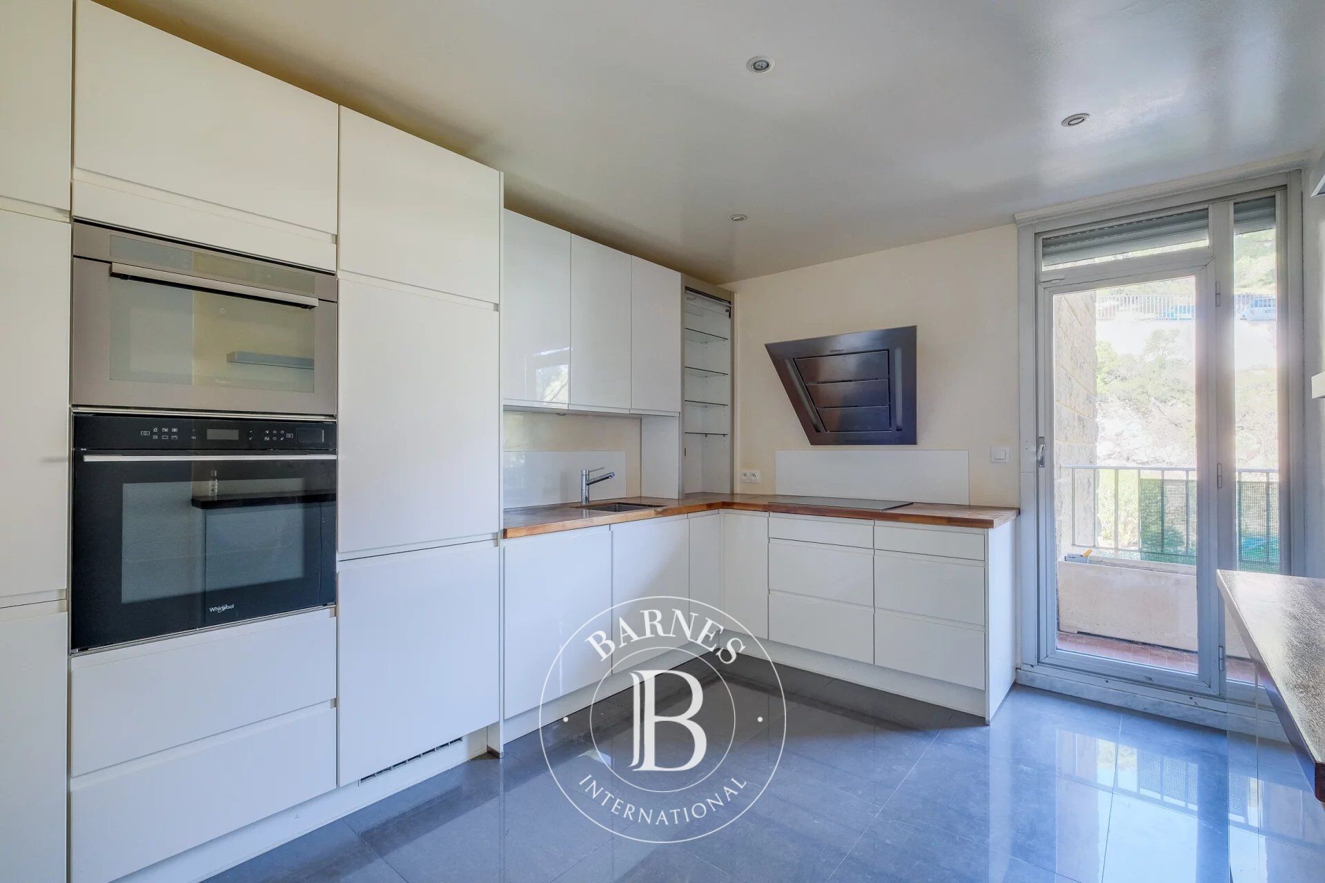 UNFURNISHED RENTAL – MARSEILLE 13007 – LES ALPILLES – 3-BEDROOM APARTMENT – PANORAMIC SEA VIEW – PARKING - picture 3