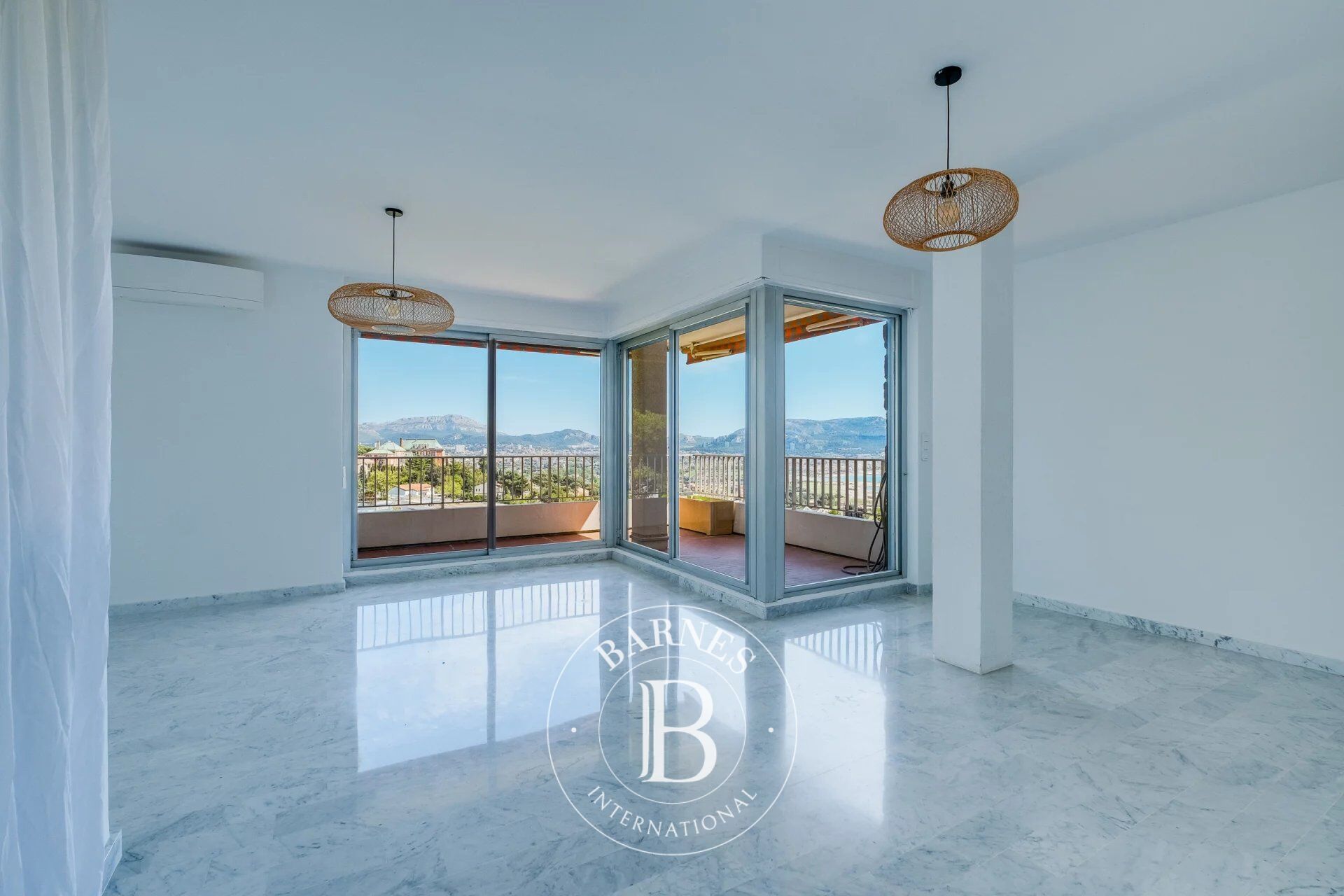 UNFURNISHED RENTAL – MARSEILLE 13007 – LES ALPILLES – 3-BEDROOM APARTMENT – PANORAMIC SEA VIEW – PARKING - picture 2