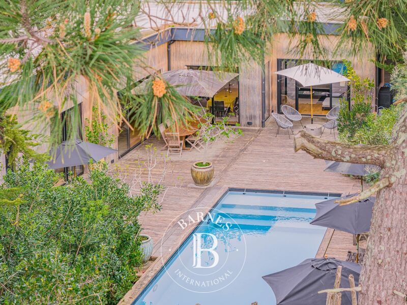 MODERN VILLA WITH POOL AND LARGE GROUNDS IN THE HEART OF CAP FERRET