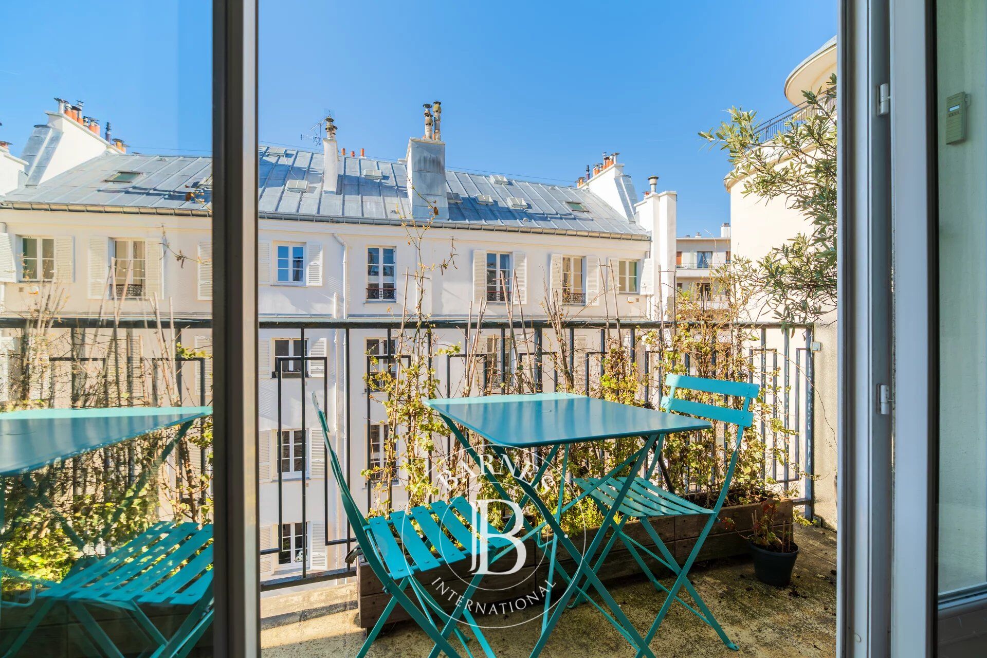 Neuilly-Madrid - Top floor - 2-bed apartment - Balconies - South-facing - Peace and Quiet - Close to the shops and Metro line 1 - picture 2