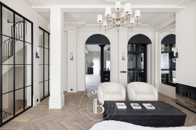 For Rent Townhouse | London - picture 2