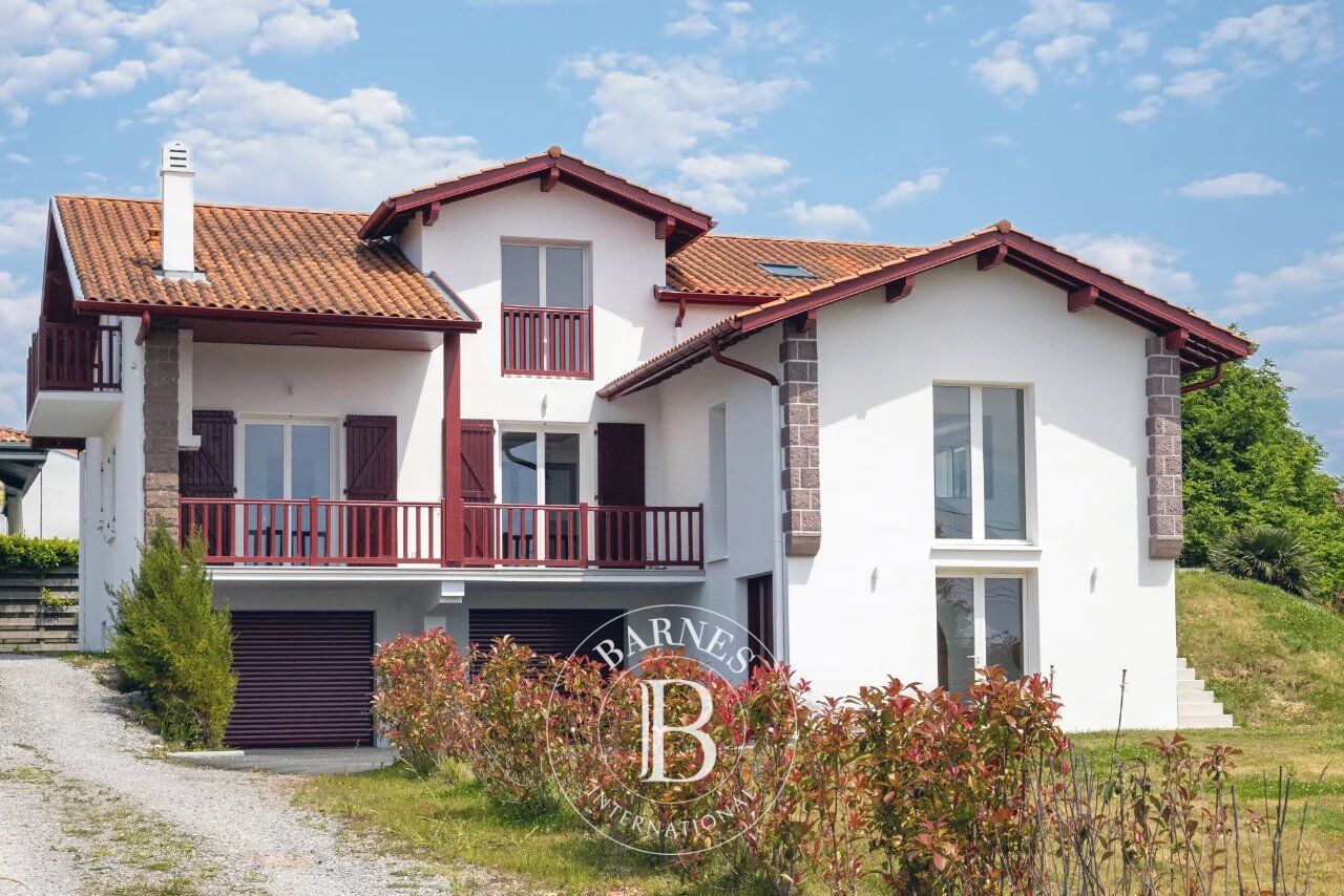 BIDART, MAISON ENTIÈREMENT RÉNOVÉE DE 265 M², VUE DÉGAGÉE SUR LES MONTAGNES - picture 2