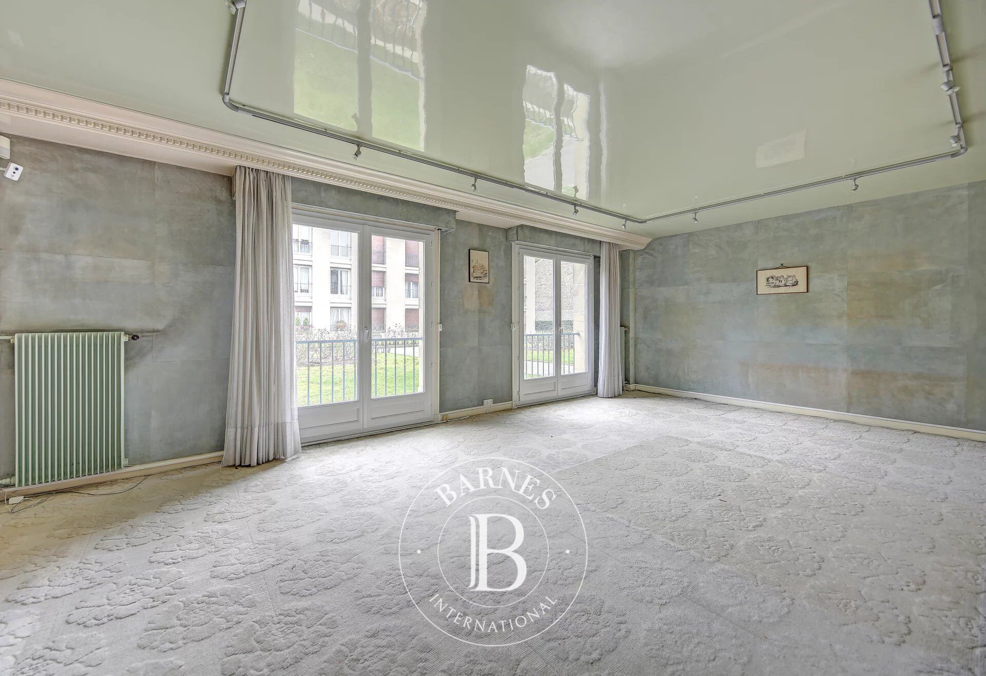 Versailles Montreuil - 115m² (1,238 sq ft) apartment - 2 bedrooms - Double-sized living room - Concierge - Lift - 2 parking spaces - 2 cellars - picture 2