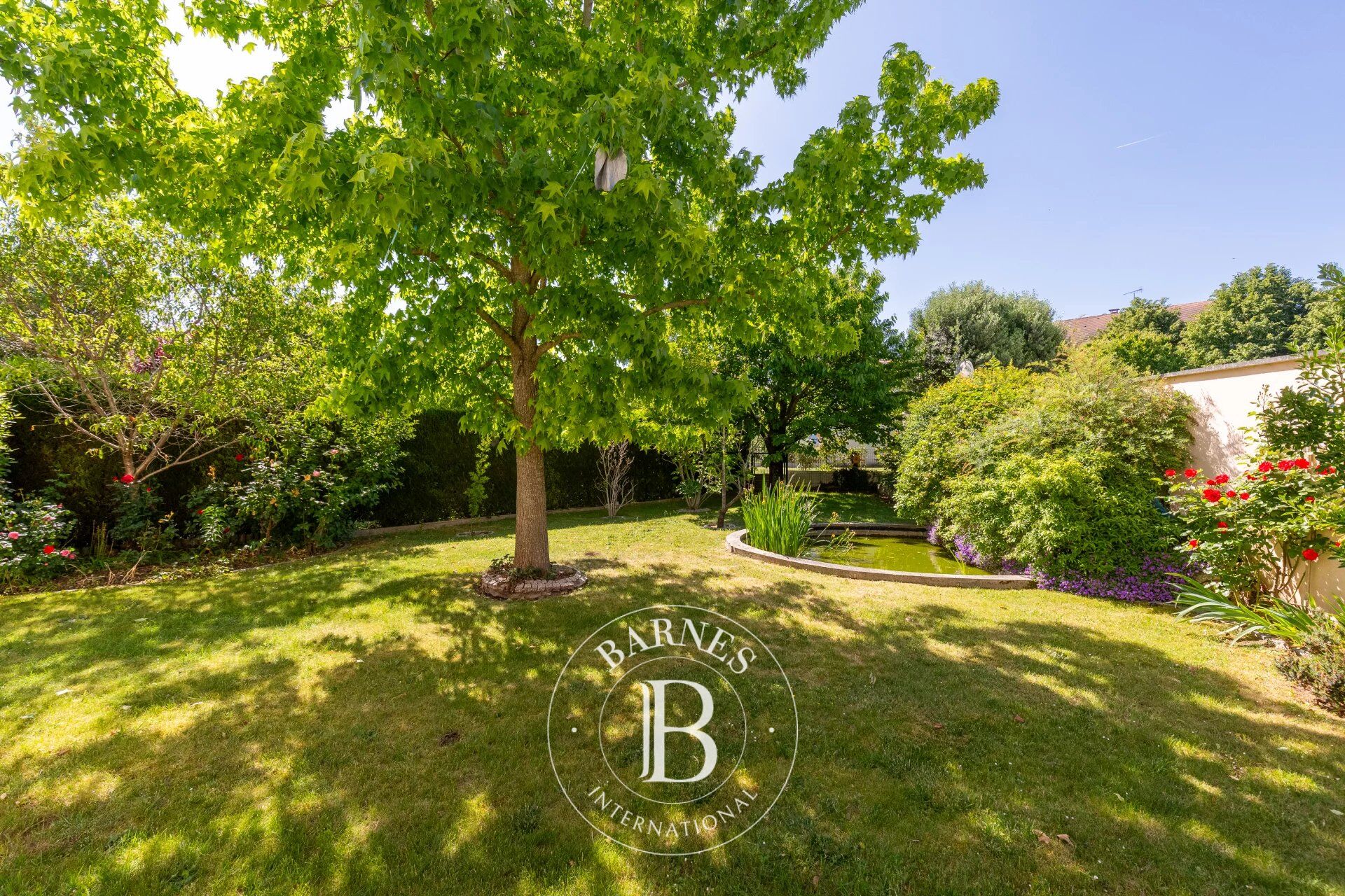 250M² (2,691 SQ FT) HOUSE + BASEMENT LEVEL - 5 BEDROOMS - GARAGE - picture 2