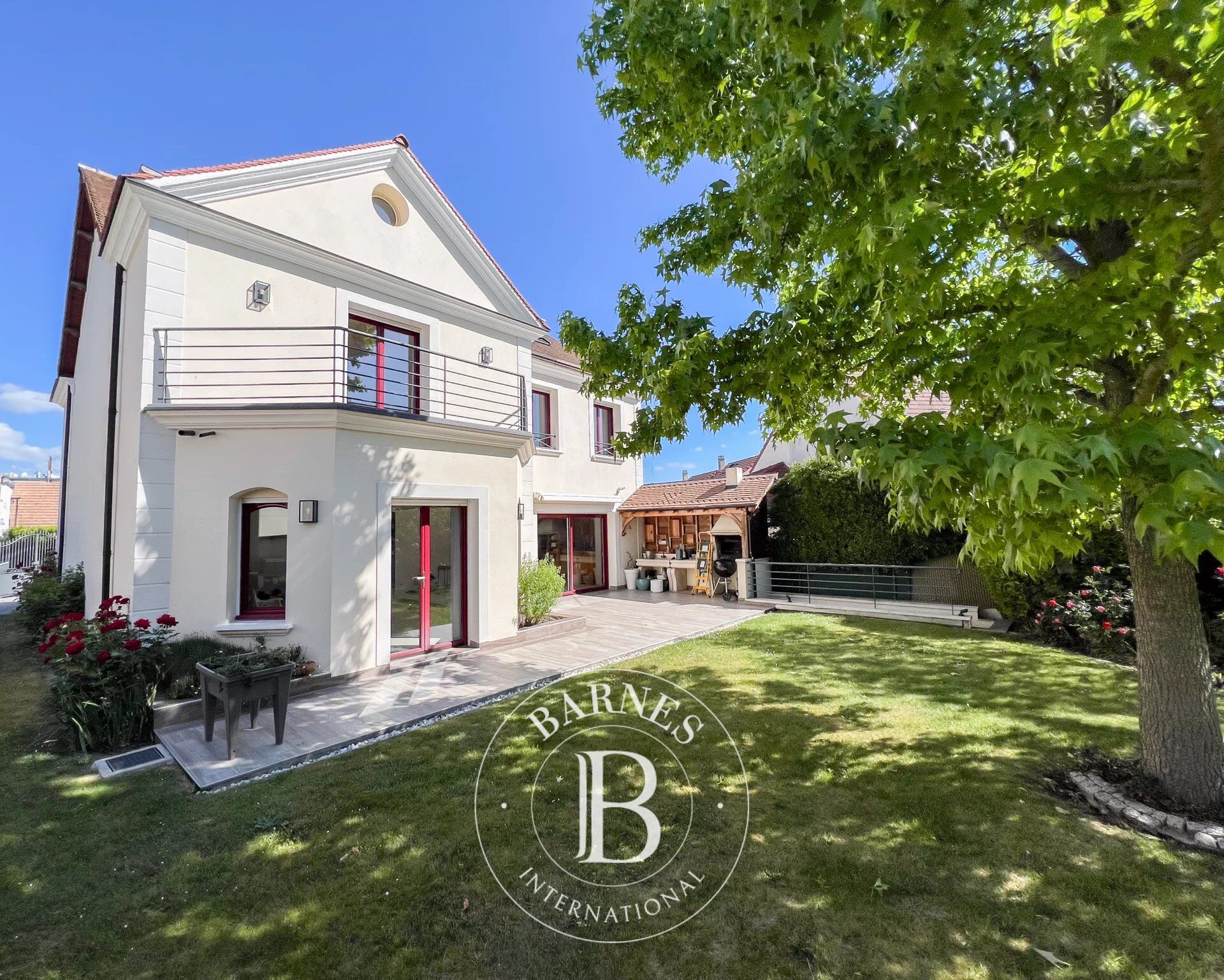 250M² (2,691 SQ FT) HOUSE + BASEMENT LEVEL - 5 BEDROOMS - GARAGE - picture 1